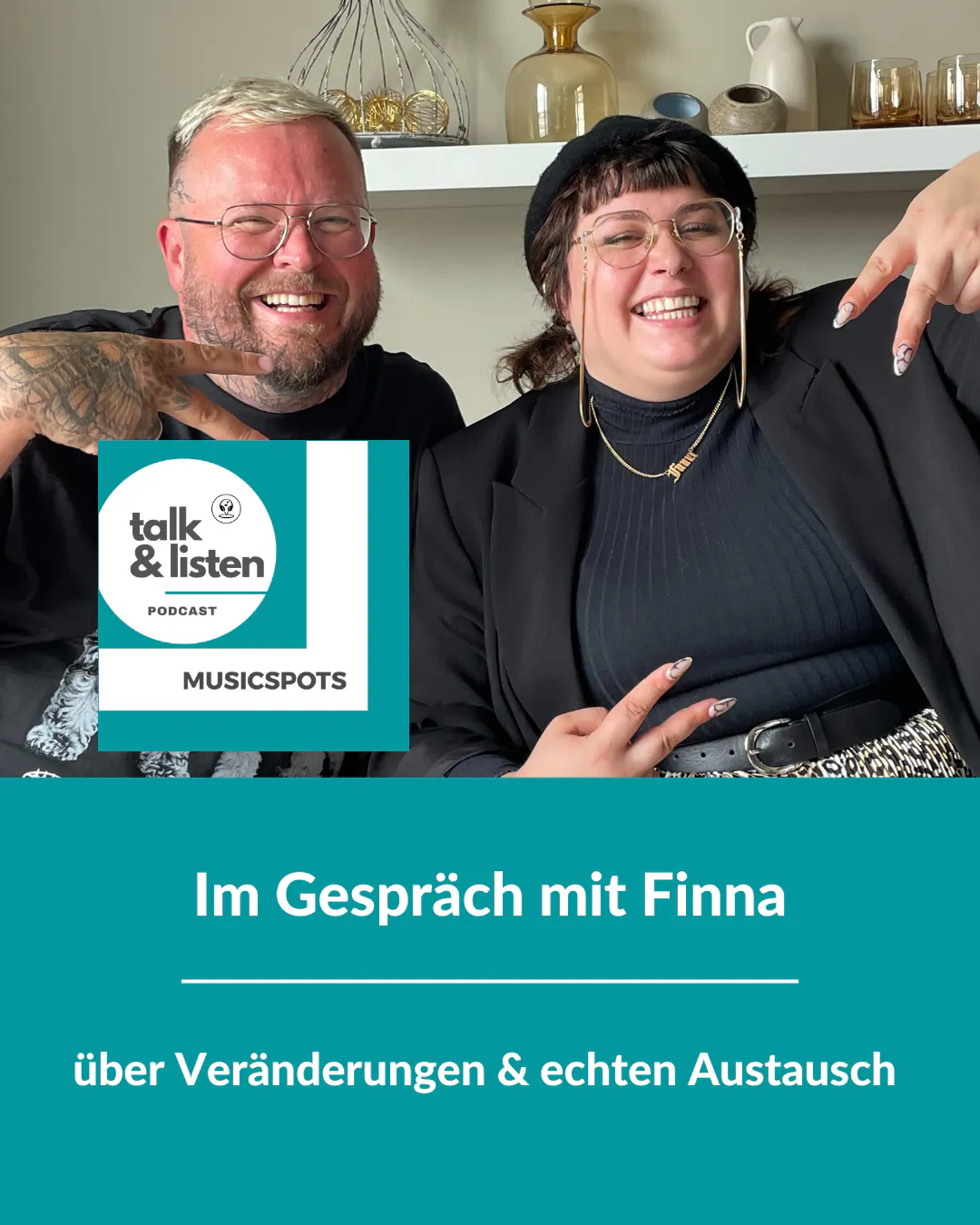 Zwie Personen sitzen nebeinandere auf deinem Sofa. es ist das Titelbild für den Podcast TALK & LISTEN