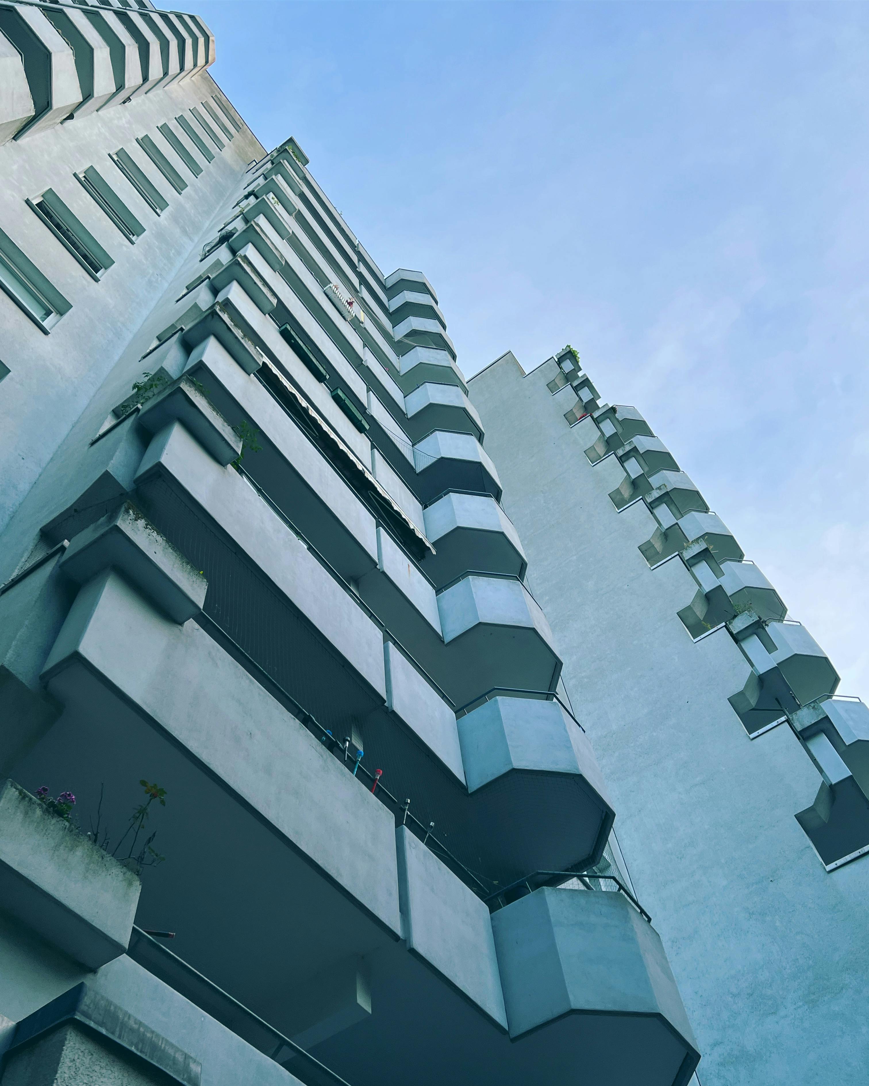 Ein Hochhaus aus den 70er-Jahren. Die Heimat von Yao und Franziska.