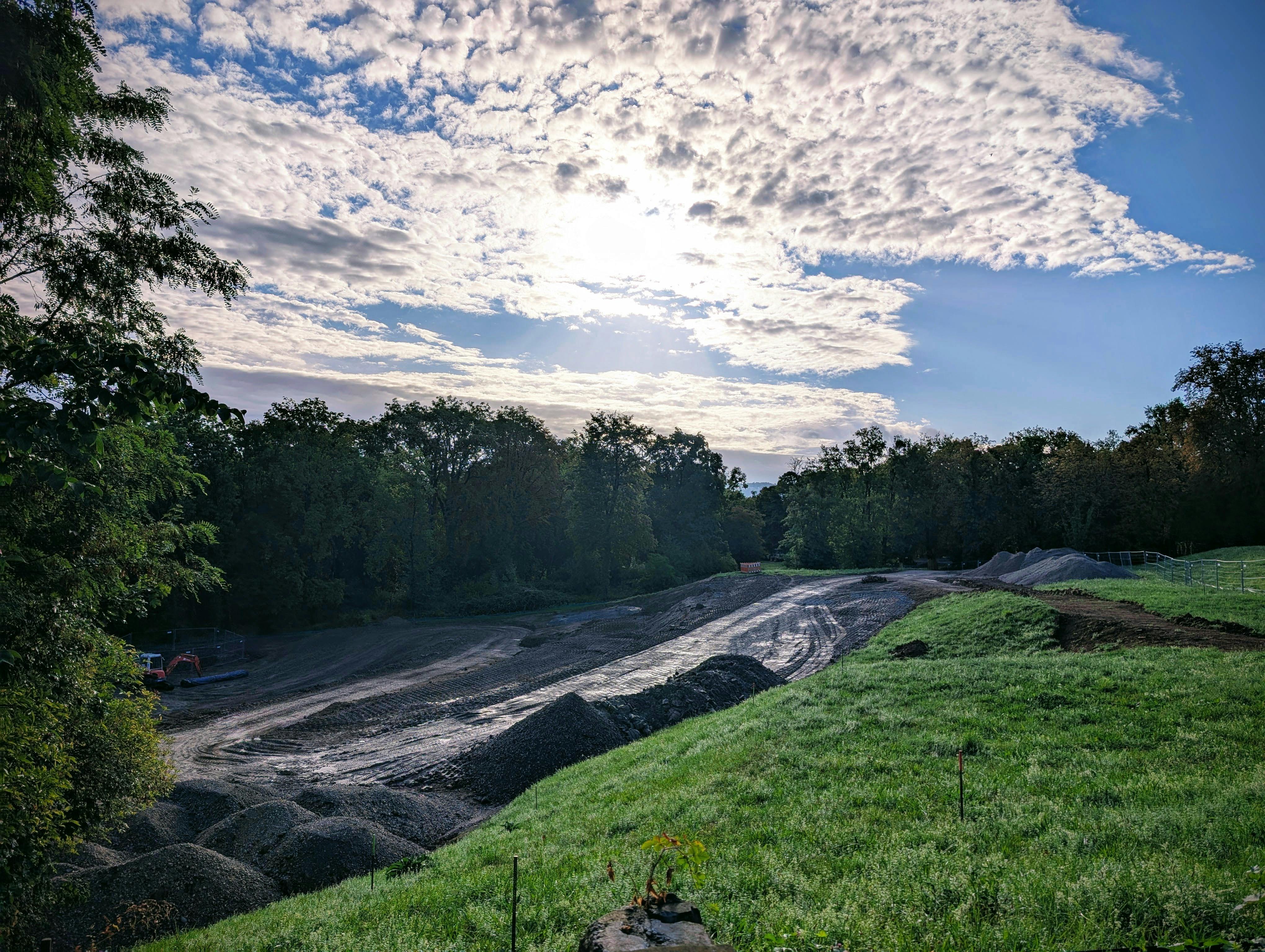 Die Trasse des Berger Terrassenwegs im Villa Berg-Park ist schon erkennbar. Hier standen einst die ehemaligen SWR-Fernsehstudios. Foto: Jürgen Brand