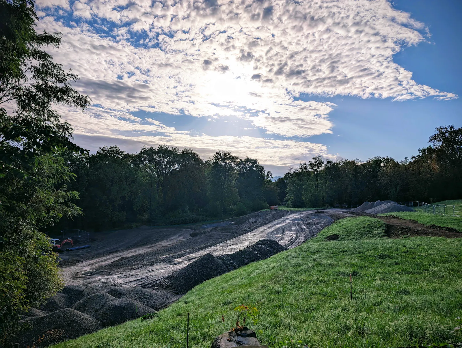 Die Trasse des Berger Terrassenwegs im Villa Berg-Park ist schon erkennbar. Hier standen einst die ehemaligen SWR-Fernsehstudios. Foto: Jürgen Brand