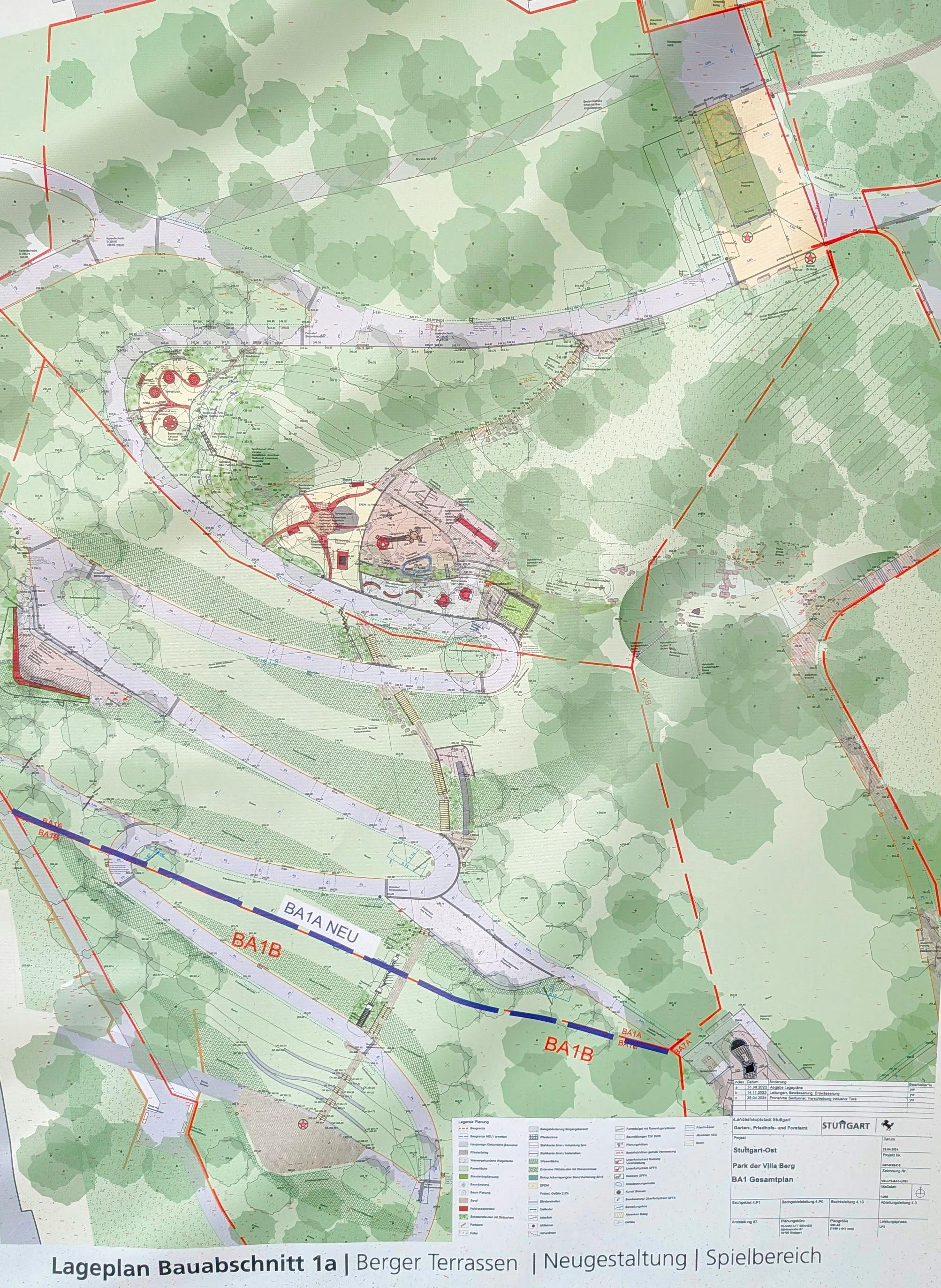 Die Pläne sind an den Bauzäunen im Park großformatig ausgehängt. Hier der Plan für die Berger Terrassen mit dem neuen Parkzugang oben, der bestehende denkmalgeschützte Spielplatz ist rechts unten. Foto: Jürgen Brand