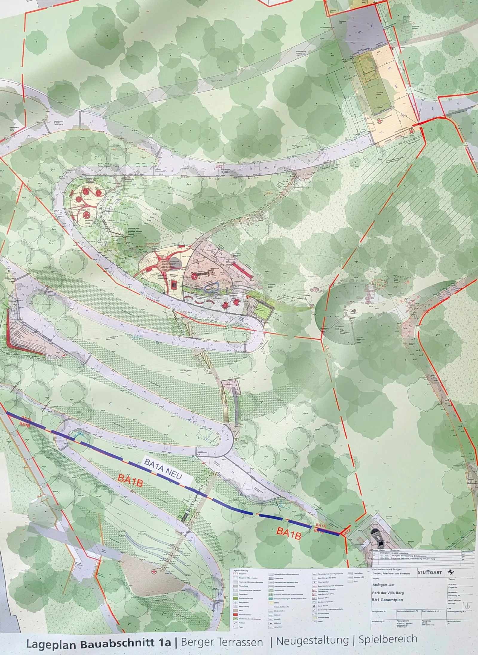 Die Pläne sind an den Bauzäunen im Park großformatig ausgehängt. Hier der Plan für die Berger Terrassen mit dem neuen Parkzugang oben, der bestehende denkmalgeschützte Spielplatz ist rechts unten. Foto: Jürgen Brand