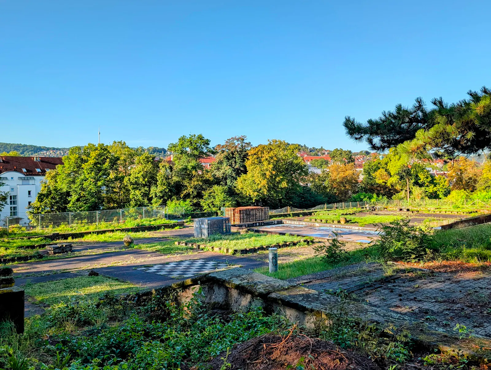 Die ebenfalls denkmalgeschützte Brunnenterrasse unterhalb der Villa Berg wird jetzt erst abgeräumt, dann abgedichtet. Foto: Jürgen Brand