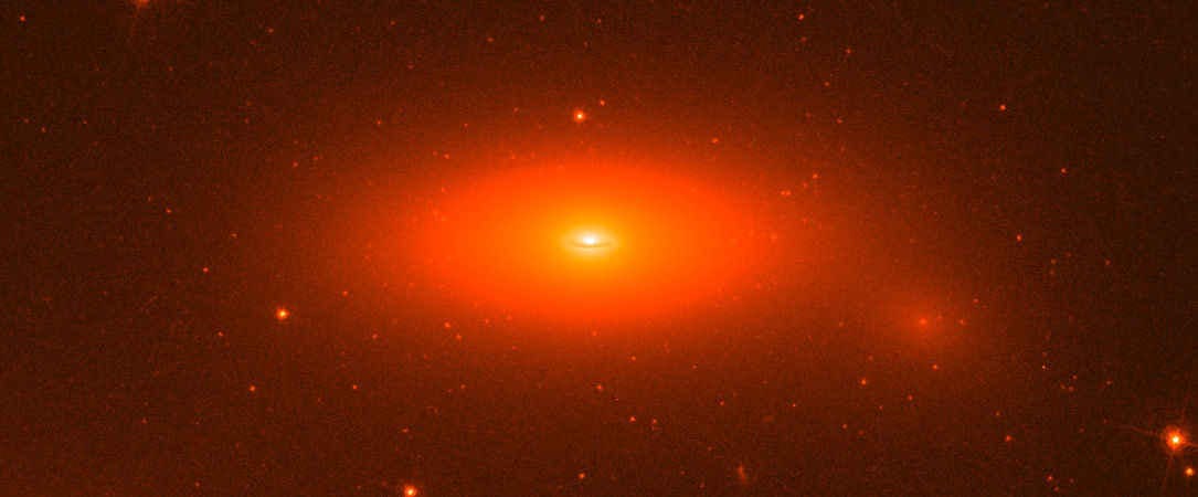 NGC 1277 (Bild: ESA/Hubble, CC-BY-4.0)