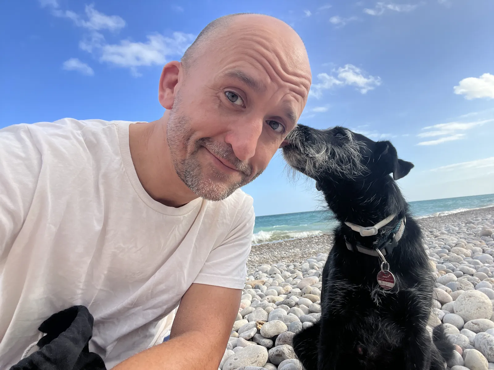 Mein Hund Benny und ich am Mittelmeerstrand