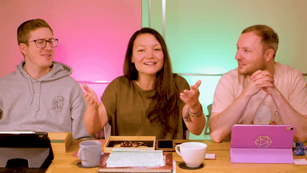 Eine Gif-Datei, in der Rubina beide Daumen hoch macht und Tim und Kelly daraufhin auch mitmachen.