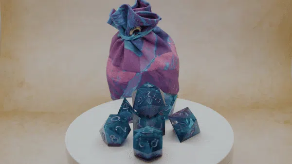 Drehaufnahme des lila-blauen Würfelsets, welches es zu gewinnen gab und der dazu passende Würfel.
