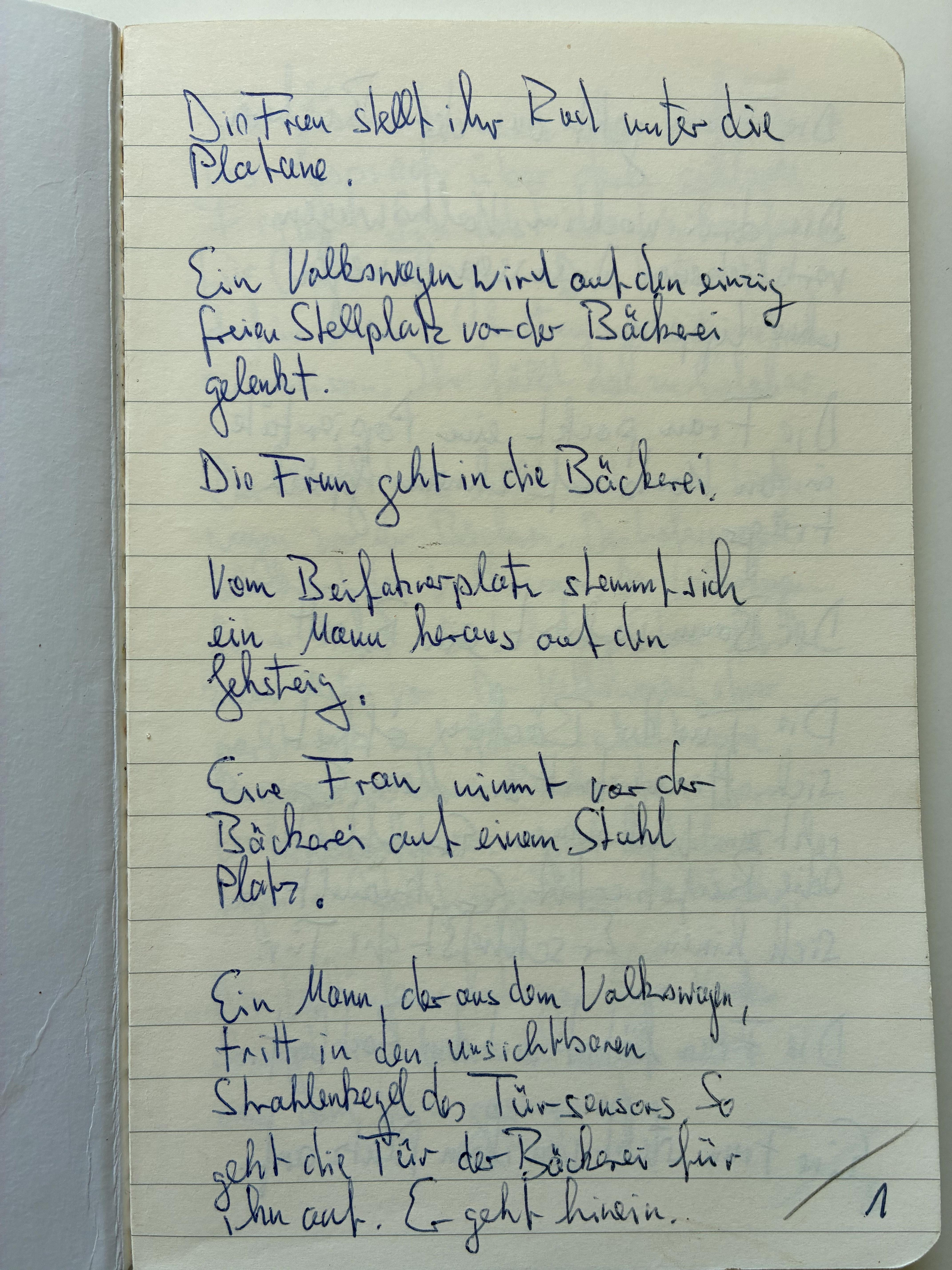 Eine Seite des Heftes ist zu sehen. Liniertes Papier. Beschrieben mit blauem Kugelschreiber. In der unteren rechten Ecke ist die Zahl 1 notiert.