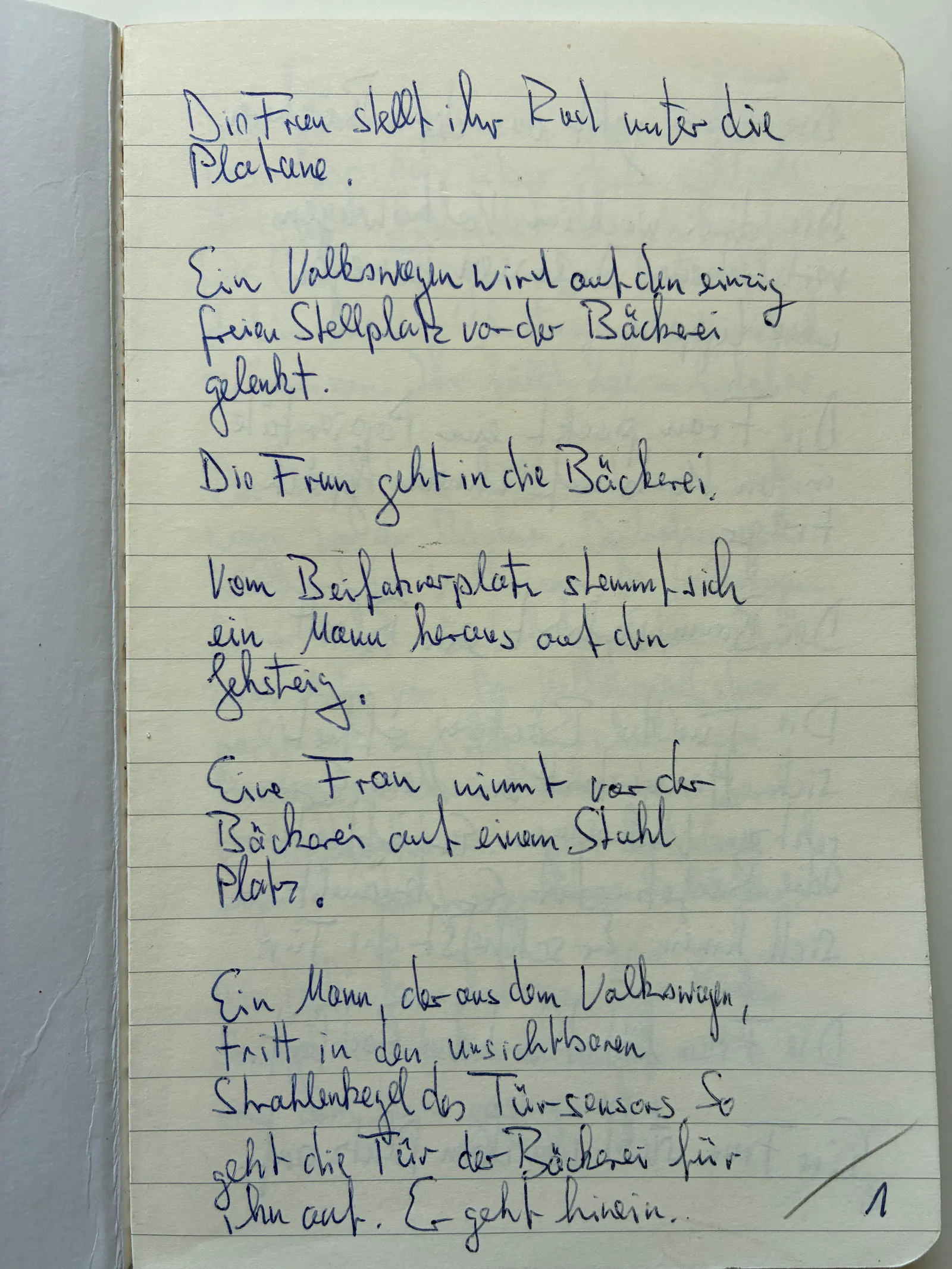 Eine Seite des Heftes ist zu sehen. Liniertes Papier. Beschrieben mit blauem Kugelschreiber. In der unteren rechten Ecke ist die Zahl 1 notiert.