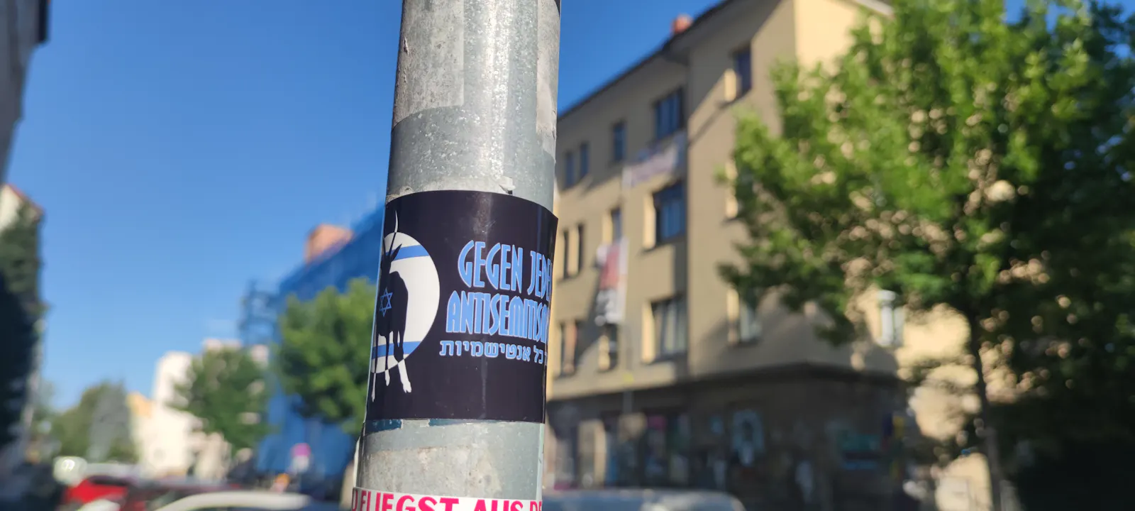 Sticker Gegen jeden Antisemitismus vor RM16 in Dresden Pieschen