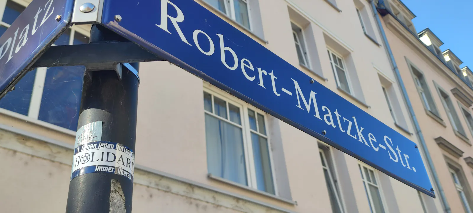 Sticker Solidarity. Gegen jeden Antisemitismus. Unter Straßenschild Robert Matzke Straße.