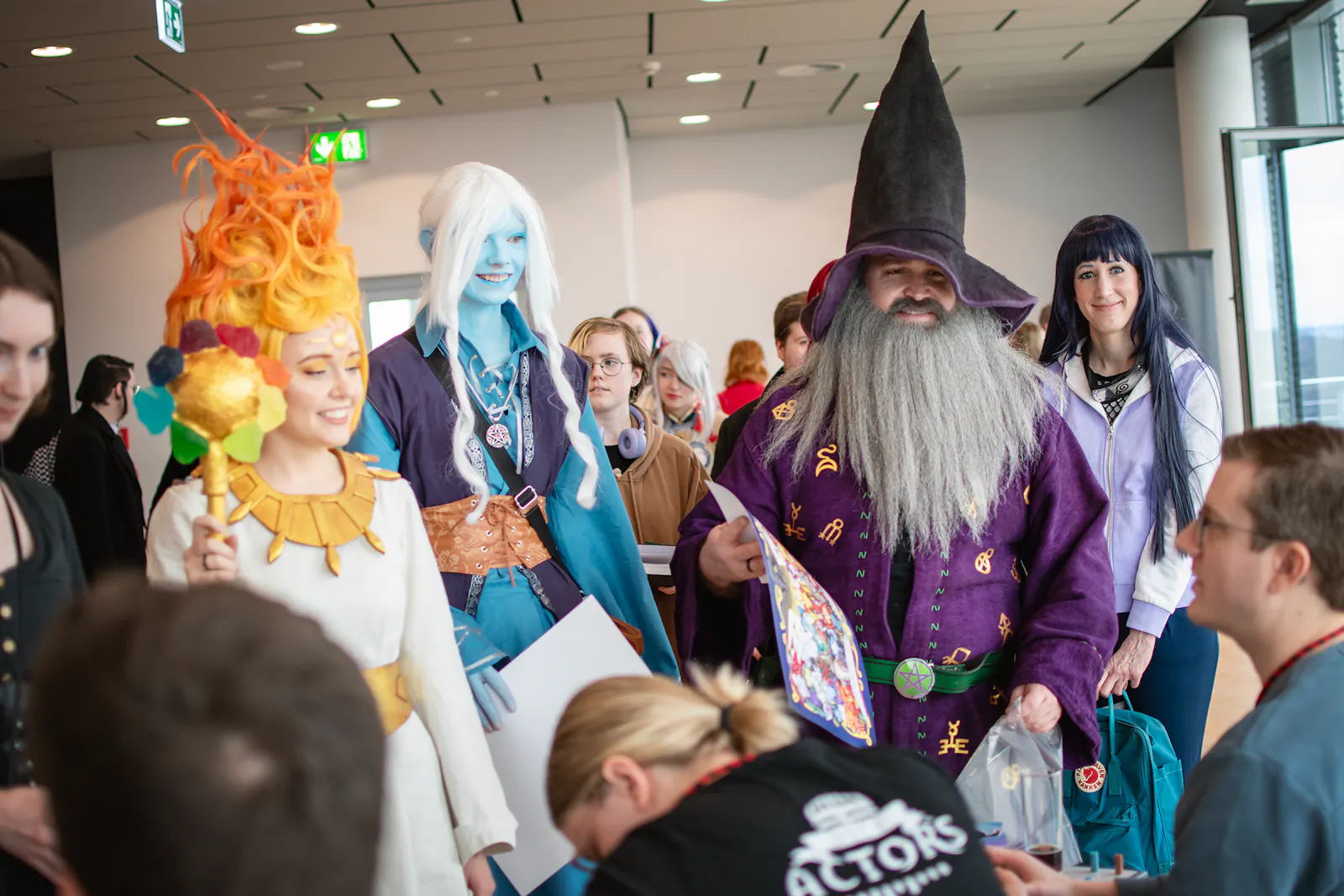 Cosplayer*innen als Perelina, Aerlianus und Norgovius I-IX stehen für ein Autogramm an.