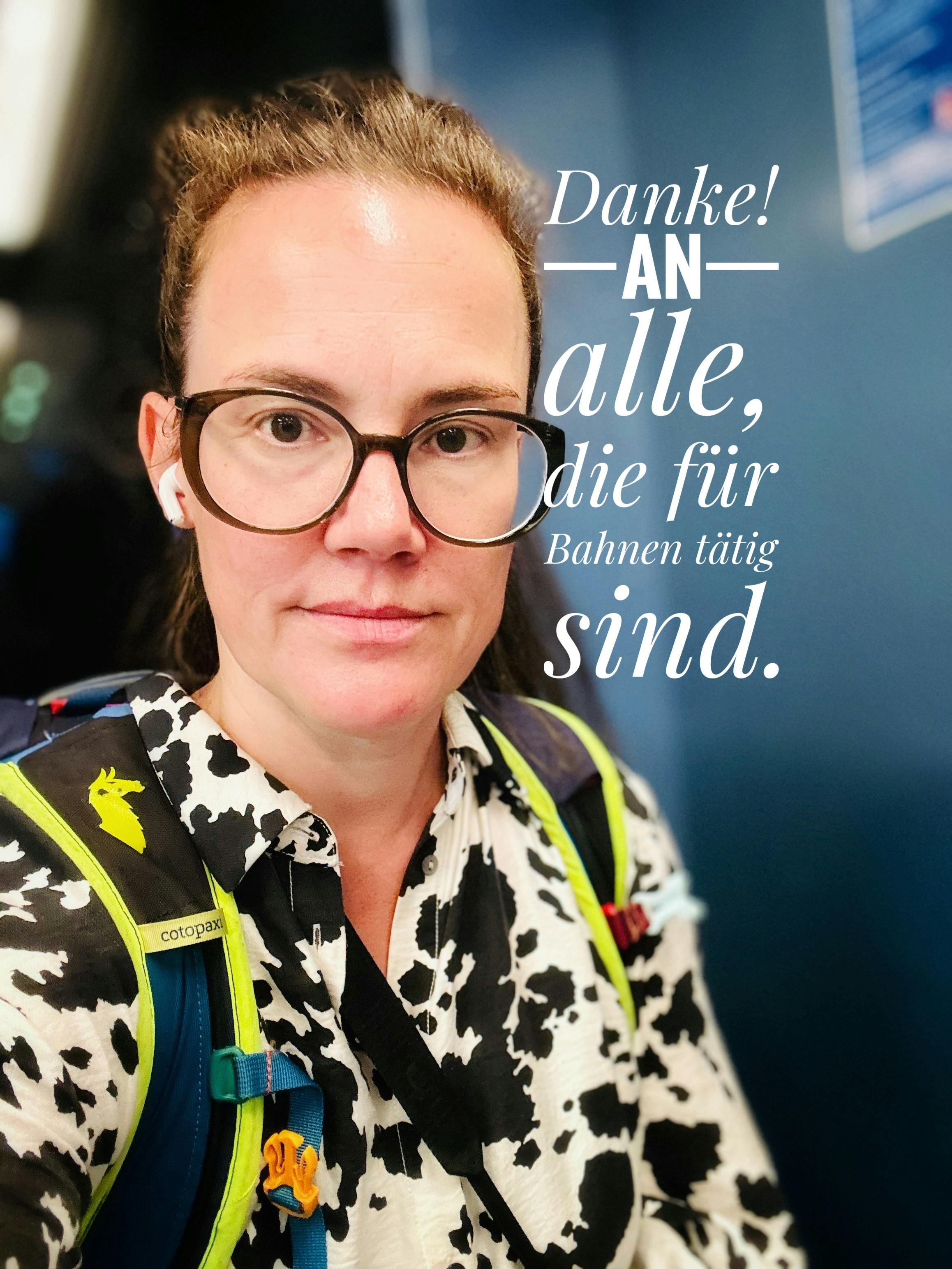 Ich schaue in die Kamera. Mit meinem Rucksack auf dem Rücken. Text: Danke an alle, die für die Bahnen tätig sind.
