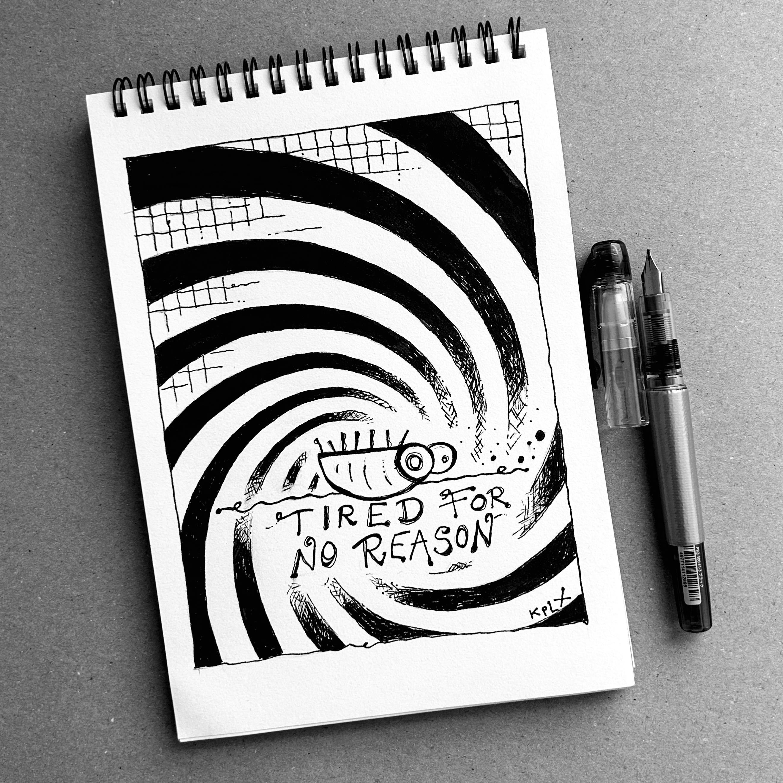 ALT-Text:
Schwarz-weiße Zeichnung auf einem Spiralblock, die eine Wanze mit großen Augen zeigt, die erschöpft wirkt. Der Hintergrund besteht aus hypnotischen schwarzen Linien auf weißem Grund. Unter der Wanze steht der Text: „TIRED FOR NO REASON“.