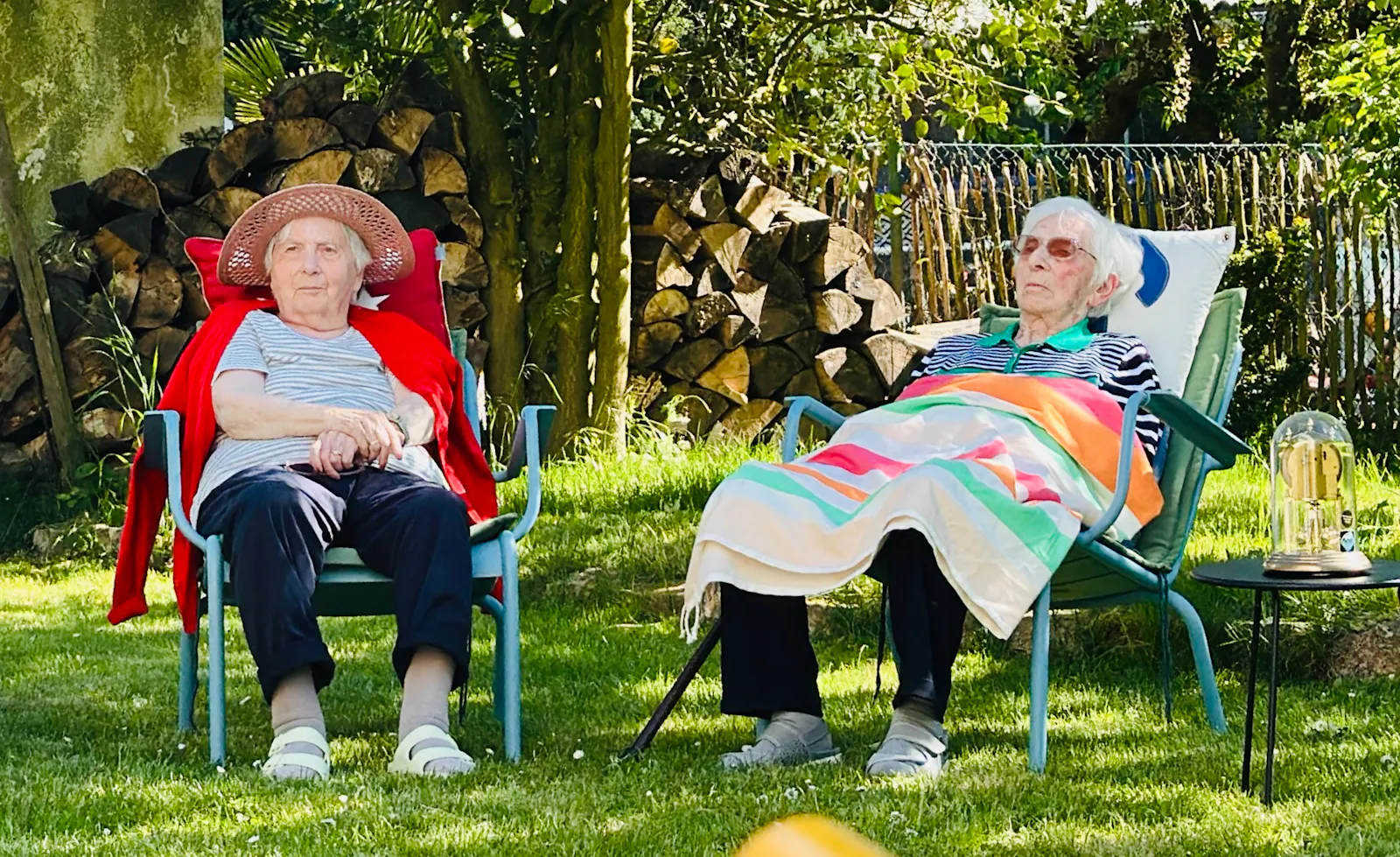 Emi und Oma nebeneinander im Liegestuhl unter dem Apfelbaum