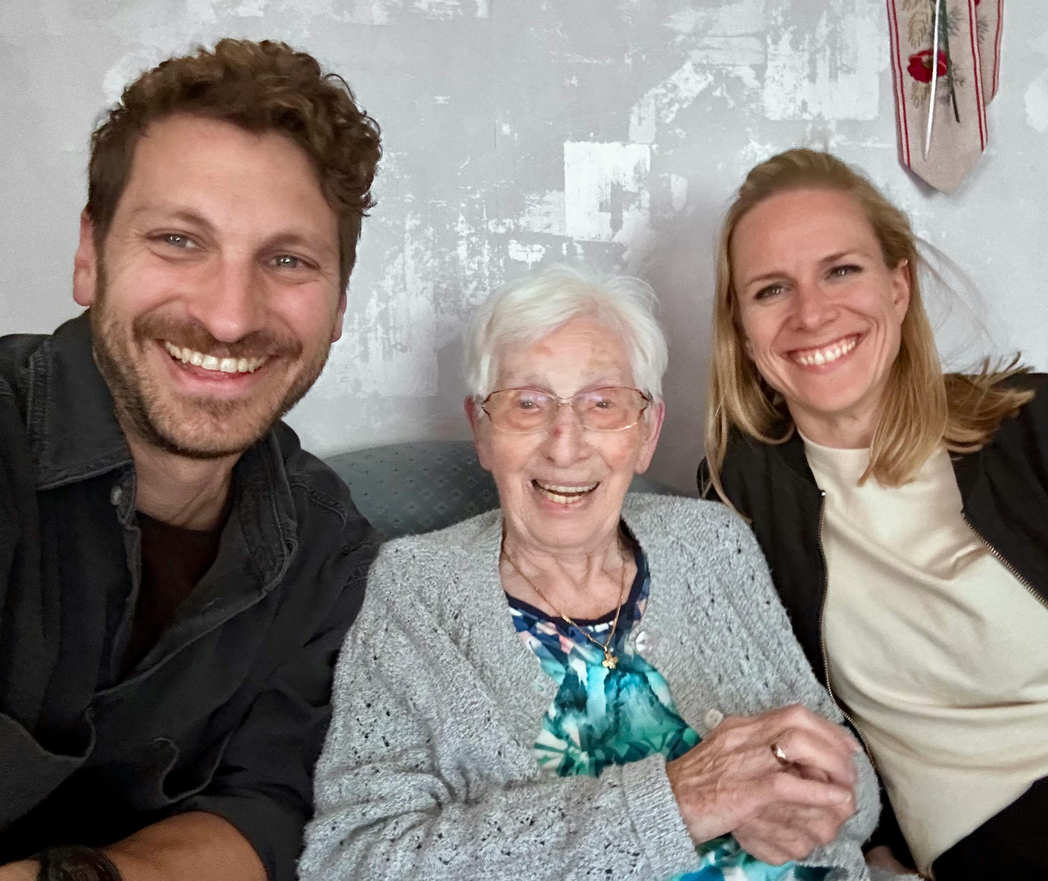 Oma am 101. Geburtstag mit Enkel und seiner Frau