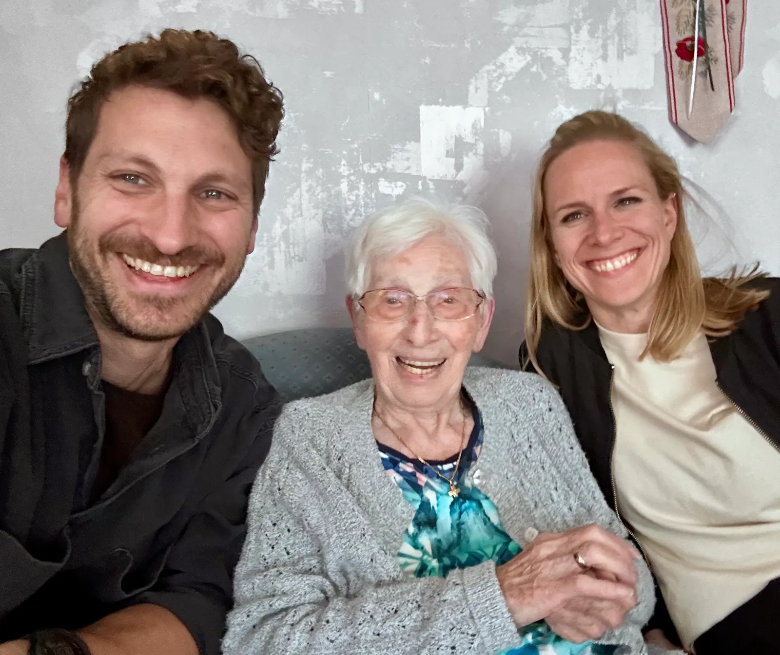 Oma am 101. Geburtstag mit Enkel und seiner Frau