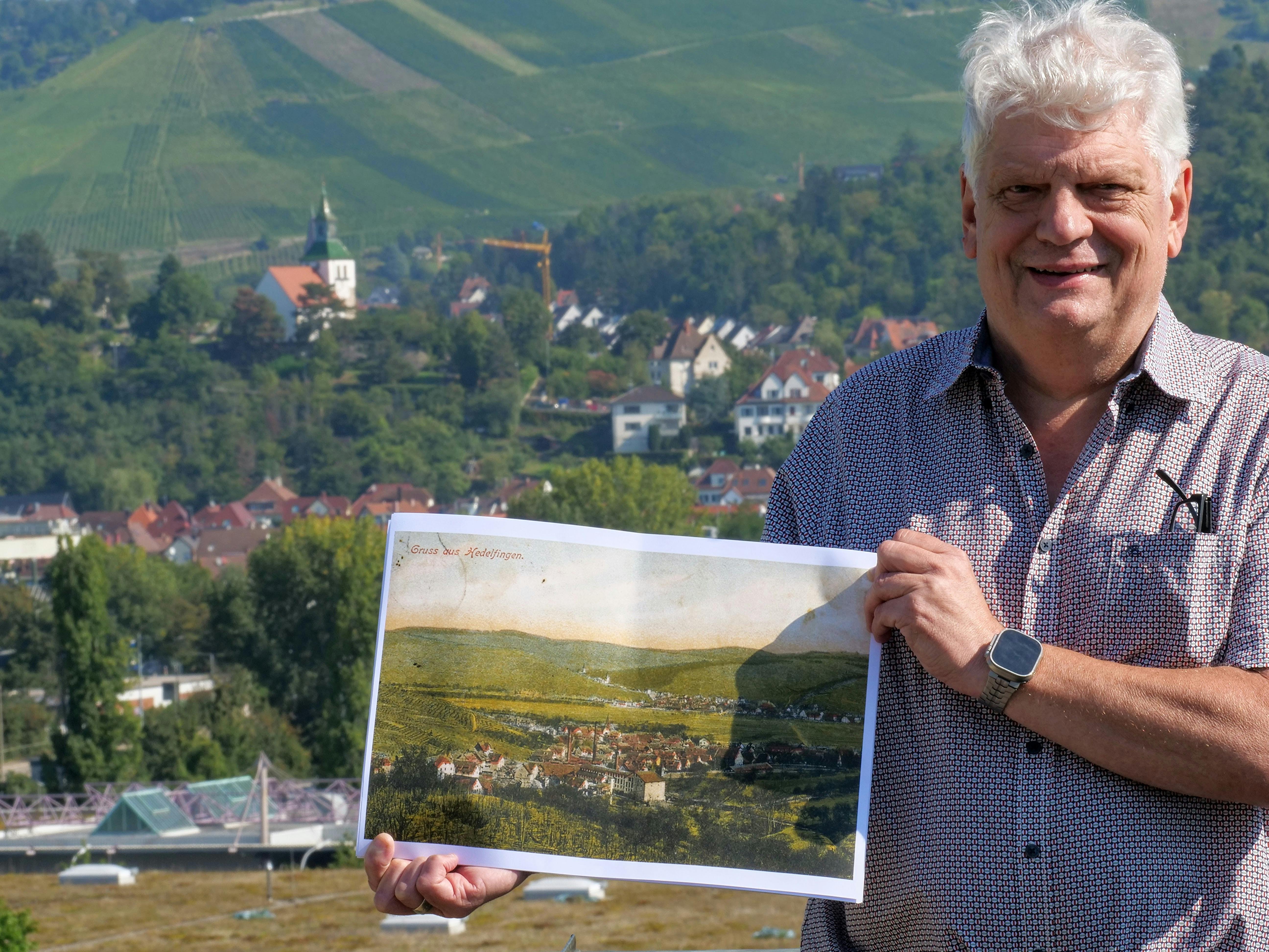 Bei den Führungen auf den Turm der Kreuzkirche können die aktuellen Aussichten mit alten Ansichten, die hier Michael Wießmeyer zeigt, verglichen werden. Foto: Jürgen Brand
