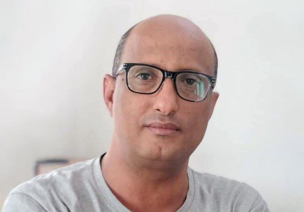 Can literature recognise collapse before politics does? In “My Homeland in the Caves of Death,” Mohammed Al-Mekhlafi reads Yemen through Siegfried Kracauer, Abdullah Al-Baradouni, and contemporary Yemeni literature to explore how poetry, fiction, and culture expose hidden structures of fear, illusion, and power long before they erupt into reality. A powerful essay on literature as early warning system — and on the tragedy of not listening in time.
(Available in Arabic, English, French, German & Spanish)