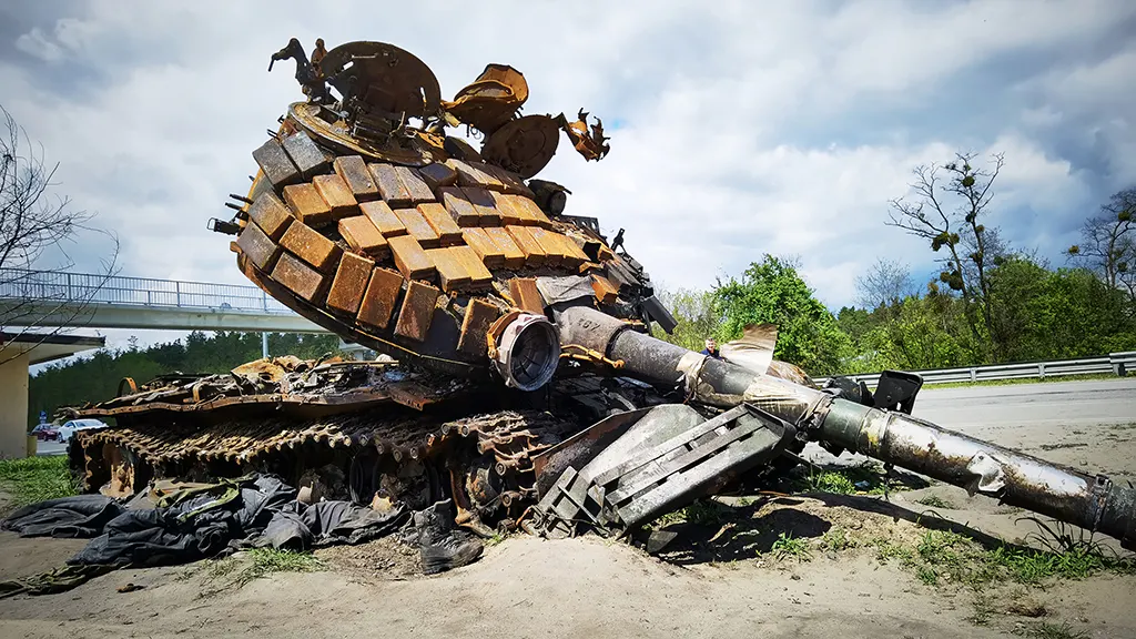 Ein zerstörter russischer Panzer. Das Munitionskarusell unterm Turm ist detoniert, der Turm scheint ausgebrannt aber wenig beschädigt.