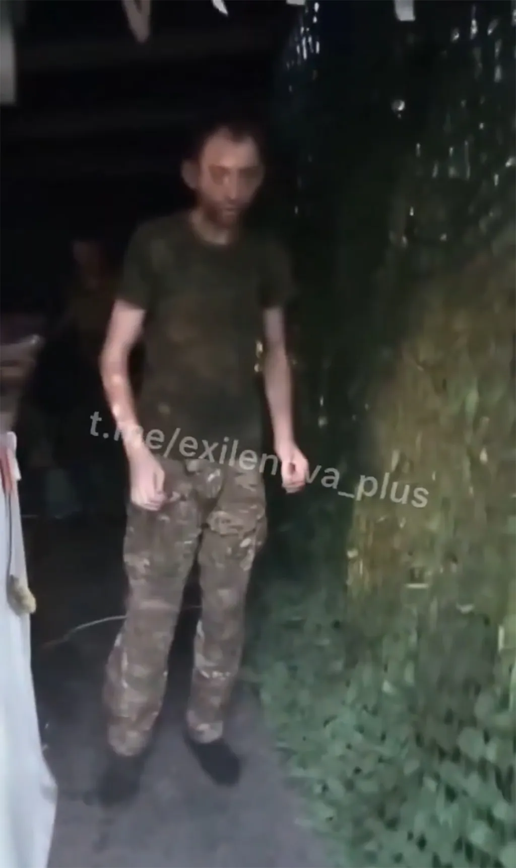 Ein abgemagerter russischer Soldat wird gezwungen Stromkabel zu halten. Lässt er sie beim Stromschlag vor Schmerz fallen, wird er geschlagen.