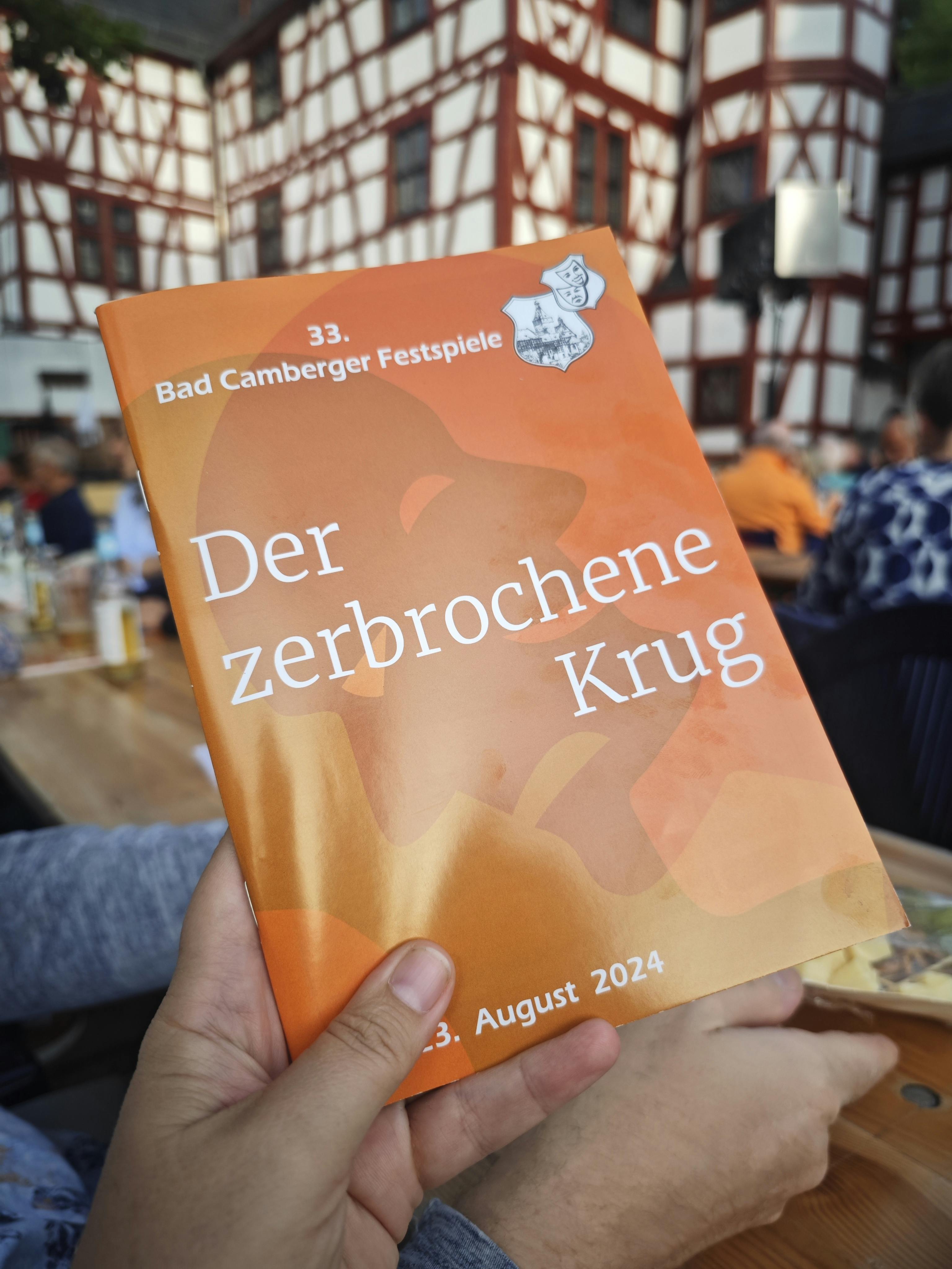 Auf dem Bild ist das Programmheft zum Stück "Der zerbrochene Krug" zu sehen.