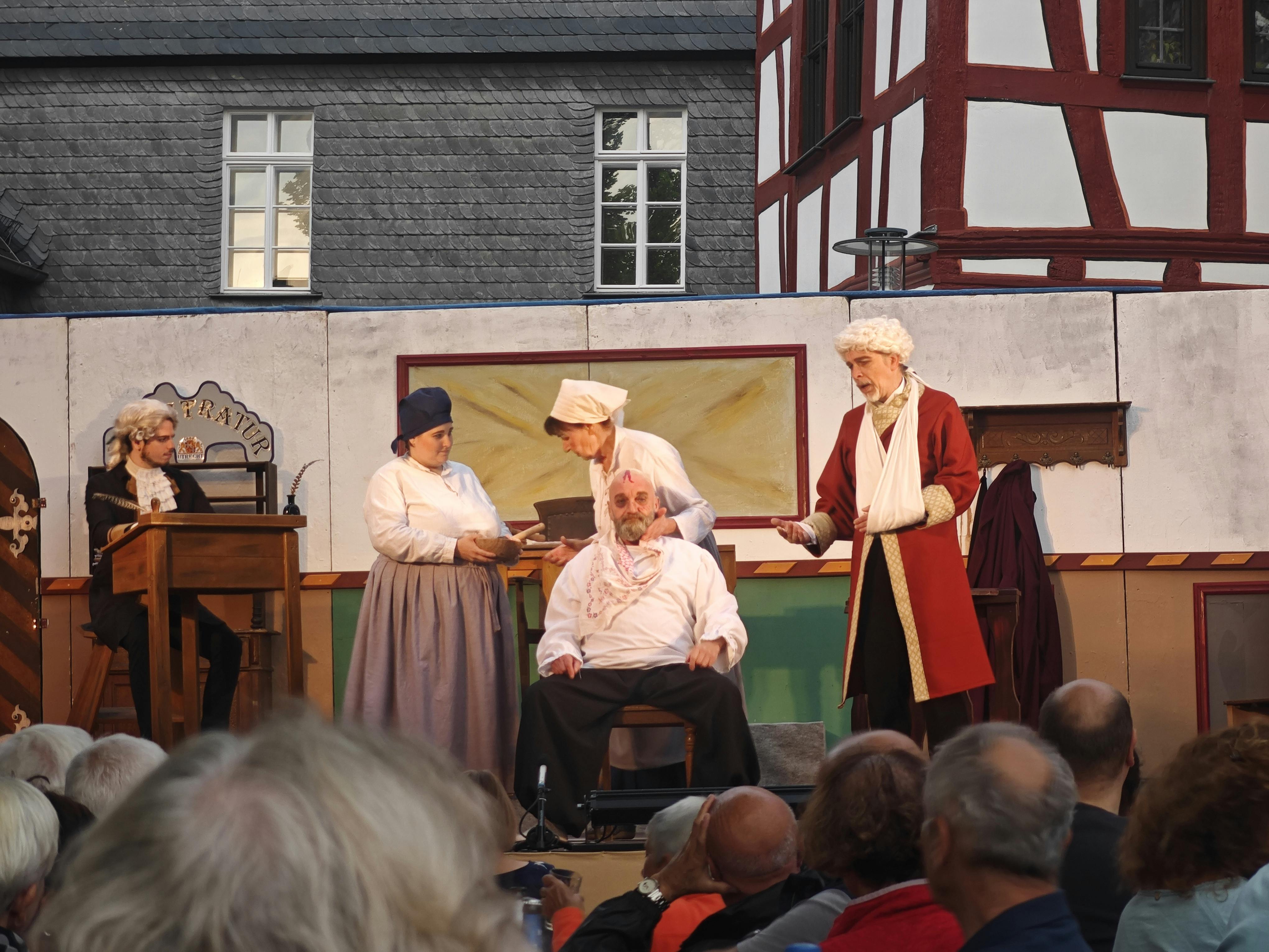 Auf dem Bild sind Darsteller der Bad Camberger Festspiele zu sehen