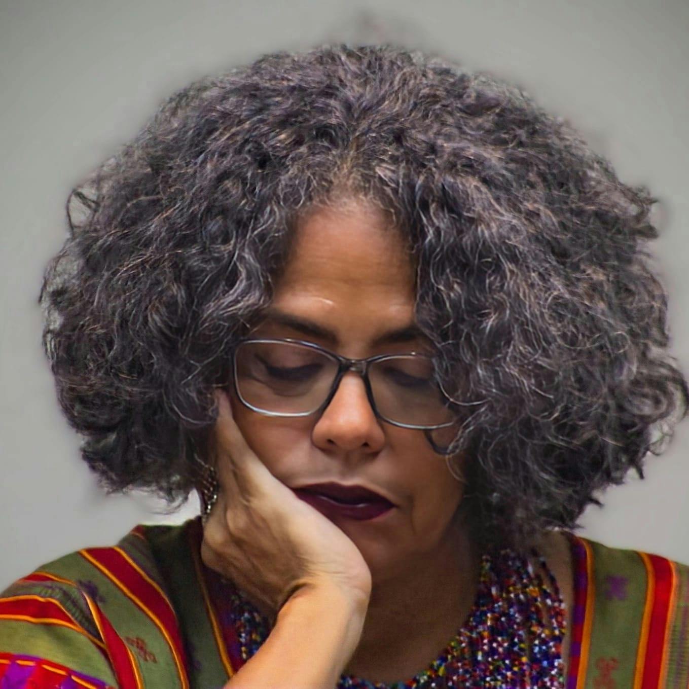 With “Black”, Literatur.Review publishes a powerful new poem by Yuderkys Espinosa Miñoso, one of the leading voices of decolonial feminism.
Her text is a raw cry against the historical burden inscribed on Black bodies — and at the same time an act of radical closeness: recognition, mourning, and the fragile beginning of reunion...