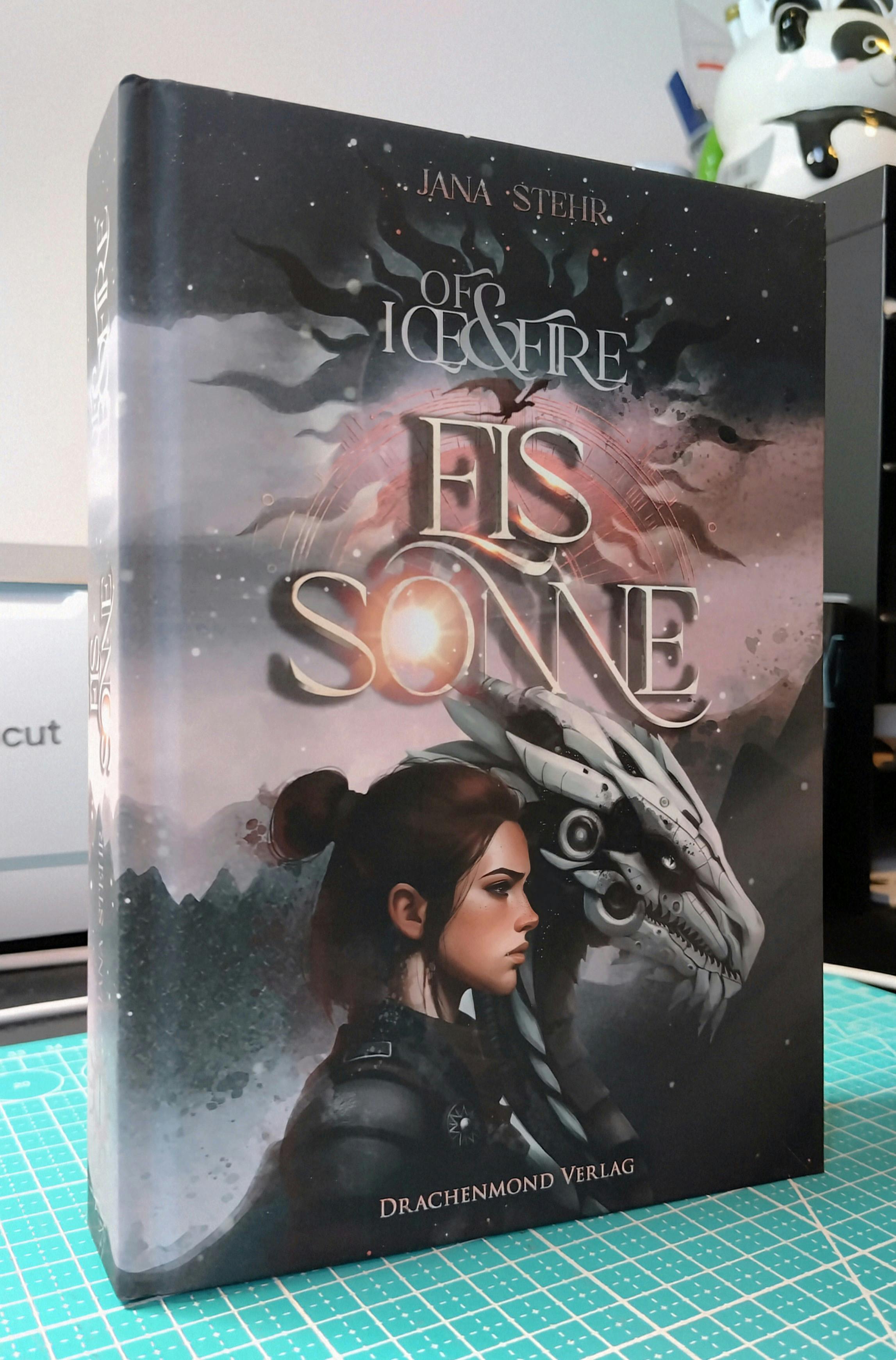 Foto eines Buches mit einer jungen Frau und einem mechanischen Drachen im Profil auf dem Cover