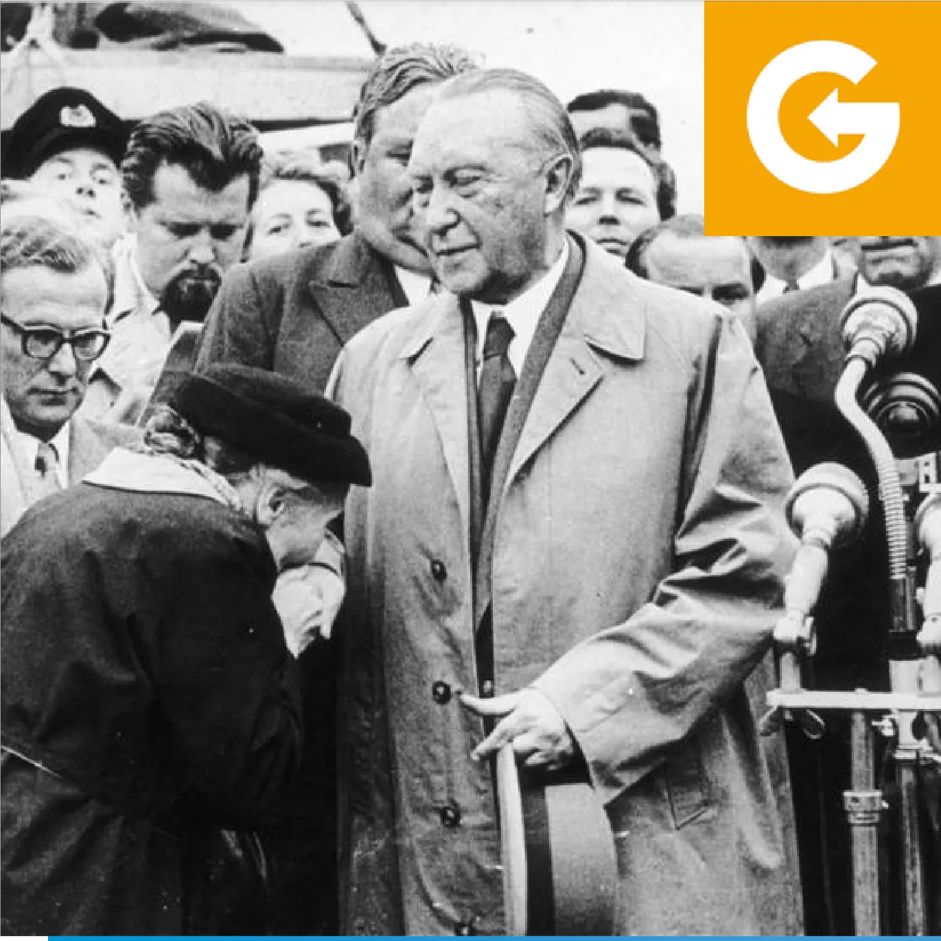 Die Mutter eines sowjetischen Kriegsgefangenen küsst Adenauer bei dessen Rückkehr aus Moskau die Hand