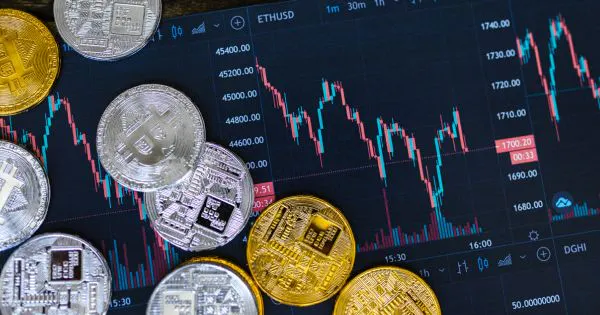 Kryptowährung mit abfallendem Kurs-Diagramm / Bild: Canva