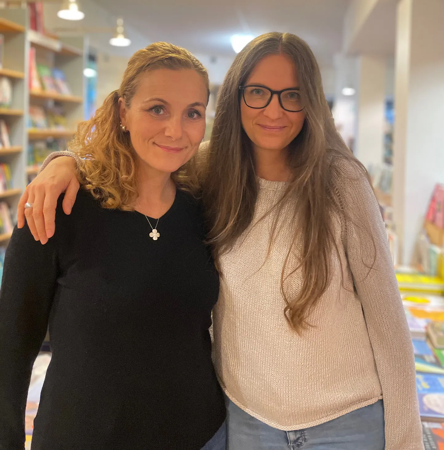 Andrea Heidel und Nina Schweikert werden ab 1. Januar die Ostend-Buchhandlung übernehmen – und sammeln gerade Startkapital dafür. Foto: Ostend-Buchhandlung