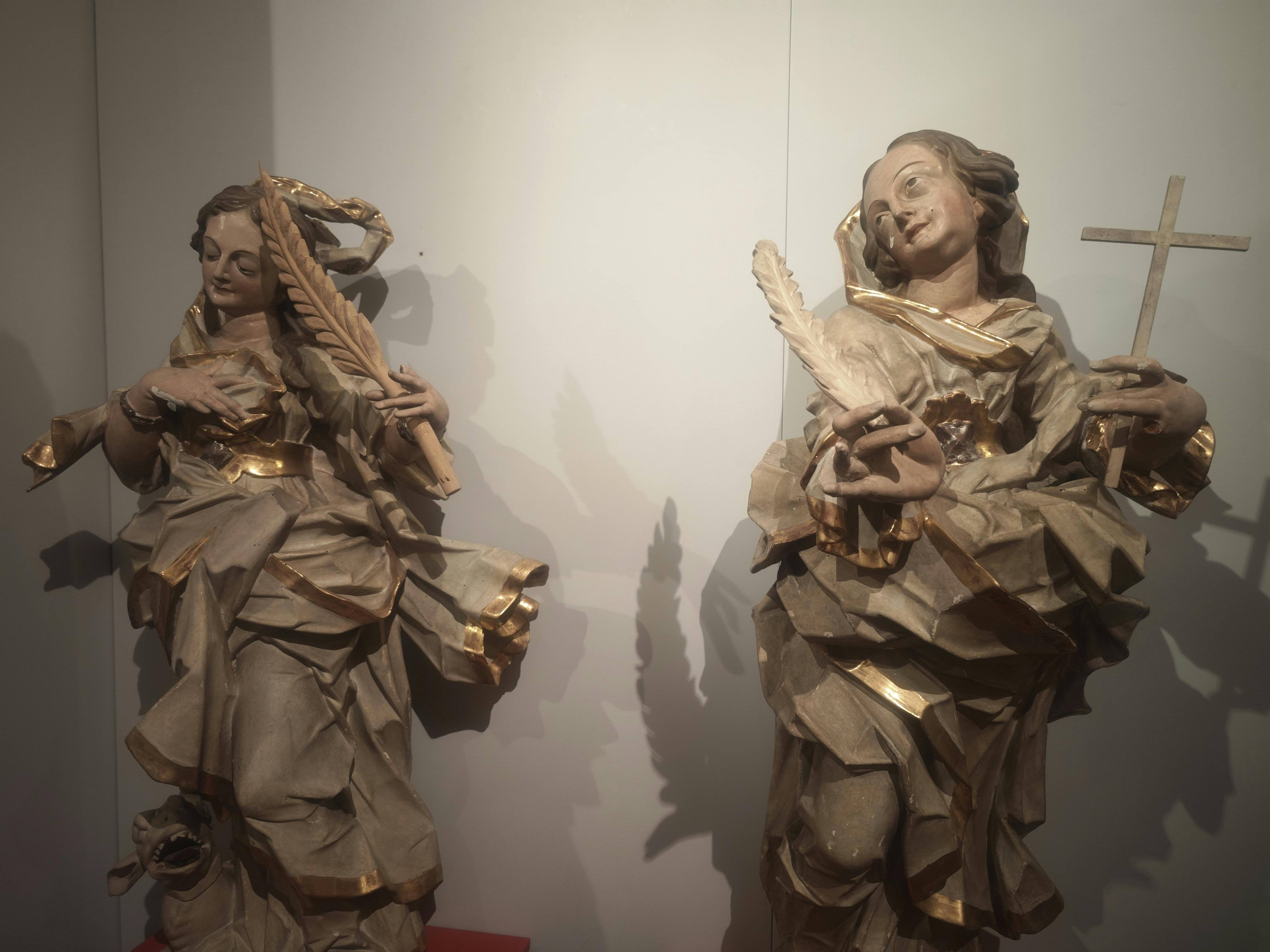 Zwei Figuren von Martin Volk mit Schreibfeder in der Hand