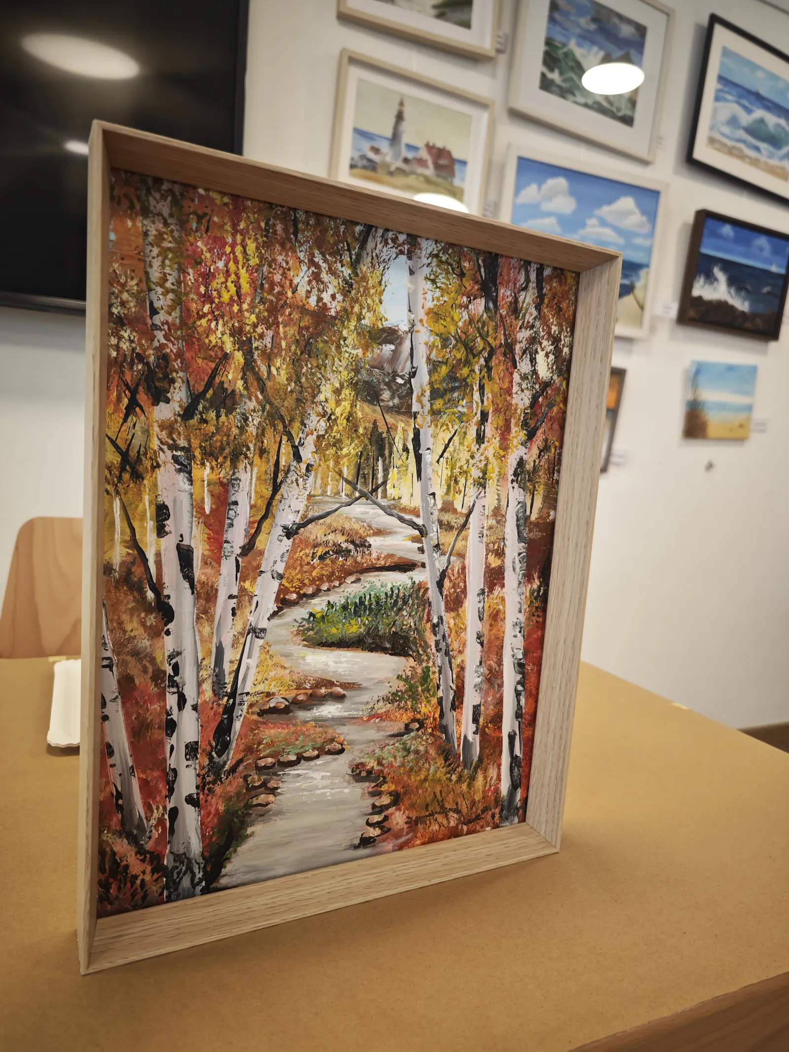 Auf dem Bild ist eine herbstliche Malerei mit Birken zu sehen, mittig im Bild ein Weg