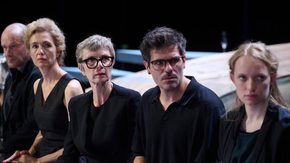 Der Riss in der Möwe: Johannes Lange (Robert Kuchenbuch), Gina Rohland (Ursina Lardi), Intendantin Freya von Kaltenberg (Anna Stieblich), Regisseur Akim Birol (Thiemo Strutzenberger) und die Garderobiere Ria Jäger (Liliane Amuat) // Bild: BR/Claussen+Putz Filmproduktion GmbH/Walter Wehner