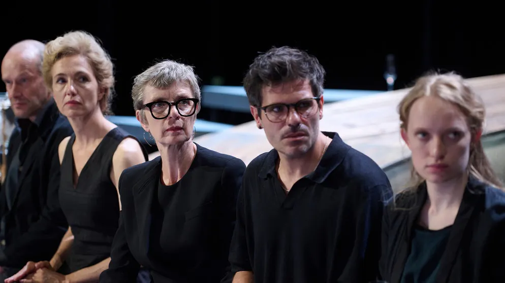 Der Riss in der Möwe: Johannes Lange (Robert Kuchenbuch), Gina Rohland (Ursina Lardi), Intendantin Freya von Kaltenberg (Anna Stieblich), Regisseur Akim Birol (Thiemo Strutzenberger) und die Garderobiere Ria Jäger (Liliane Amuat) // Bild: BR/Claussen+Putz Filmproduktion GmbH/Walter Wehner