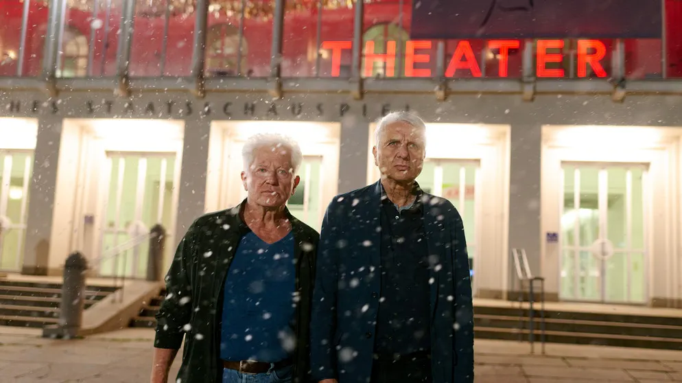 Kunst und Schnee bei Ivo Batic (Miroslav Nemec) und Kriminalhauptkommissar Leitmayr (Udo Wachtveitl) am Theater // Bild: BR/Claussen+Putz Filmproduktion GmbH/Walter Wehner