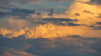 Wolken im Abendlicht