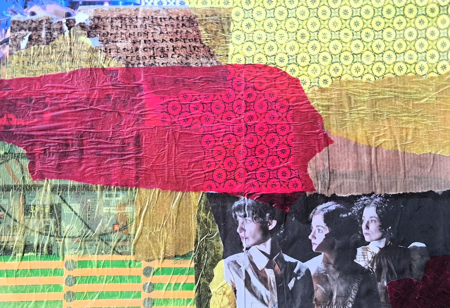 3 Frauen schauen zur Seite, drumherum sind diverse gelbe und rote Papiere aufgeklebt, in mehreren Schichten.