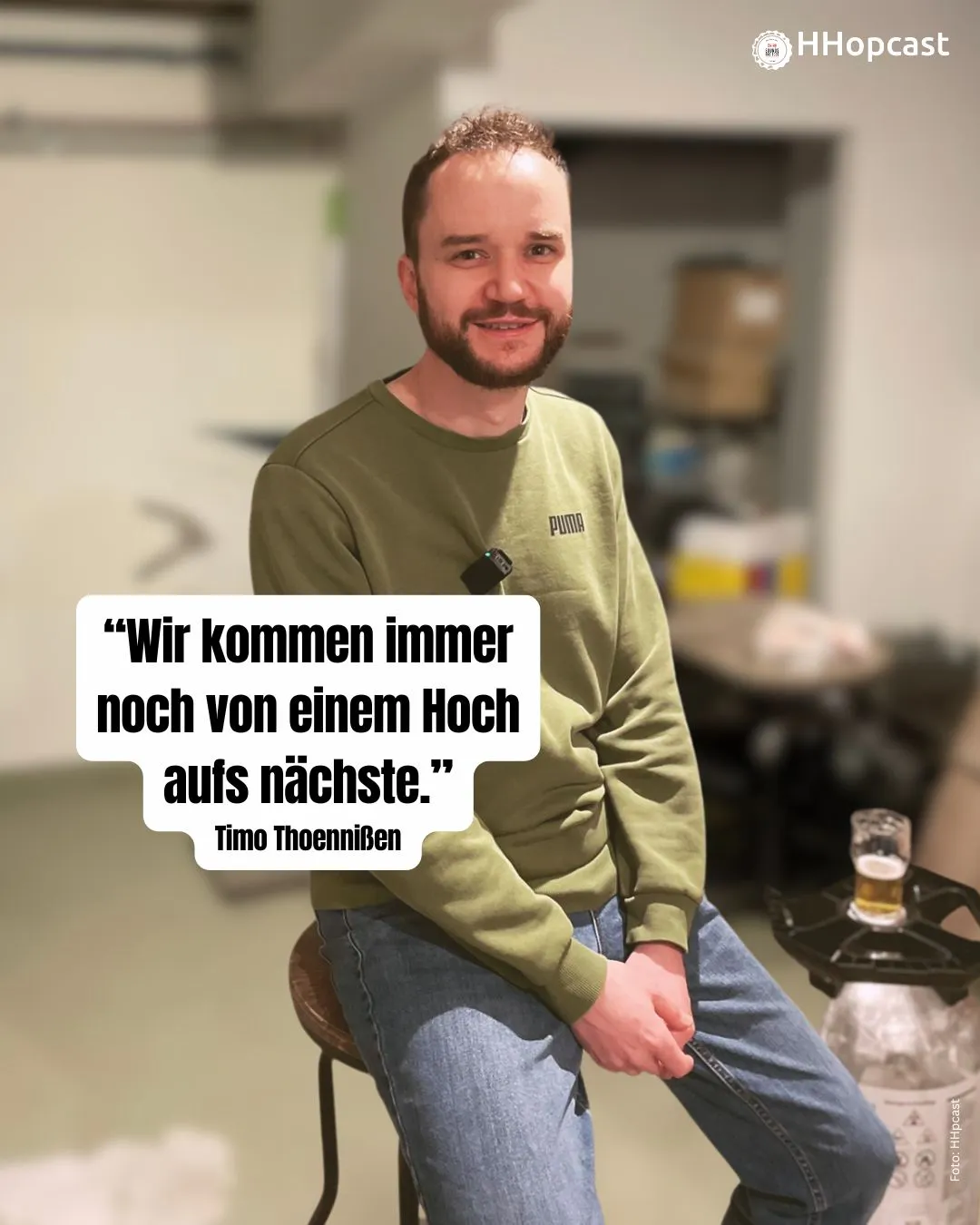 Porträt, Timo Thoenißen sitzend auf einem Barhocker im Keller der Bar Malto. Daneben das Zitat: "Wir kommen immer noch von einem Hoch aufs nächste."