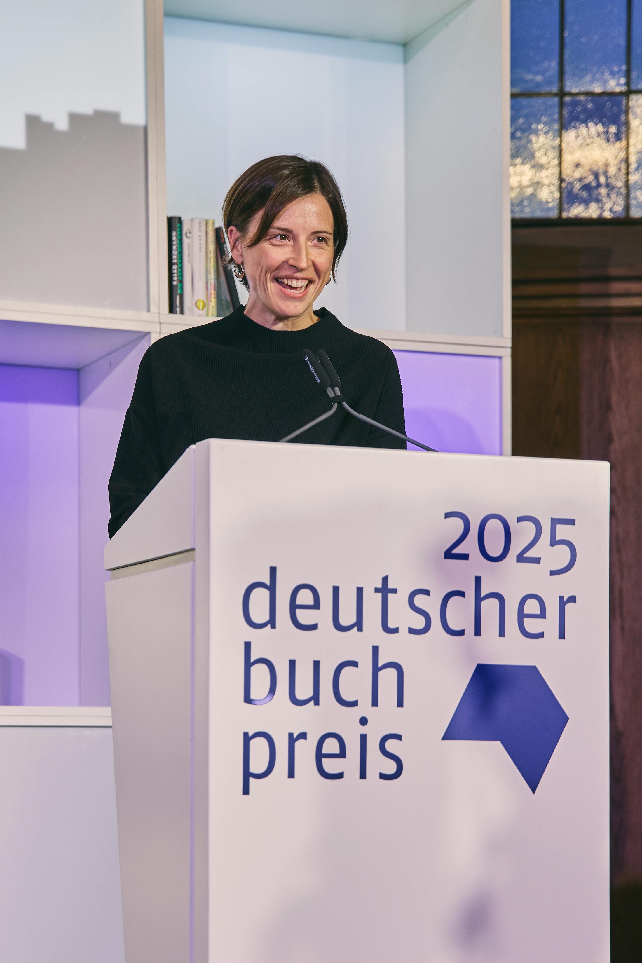 Die Freude steht Buchpreis-Gewinnerin Dorothee Elmiger ins Gesicht geschrieben // © Christof Jakob