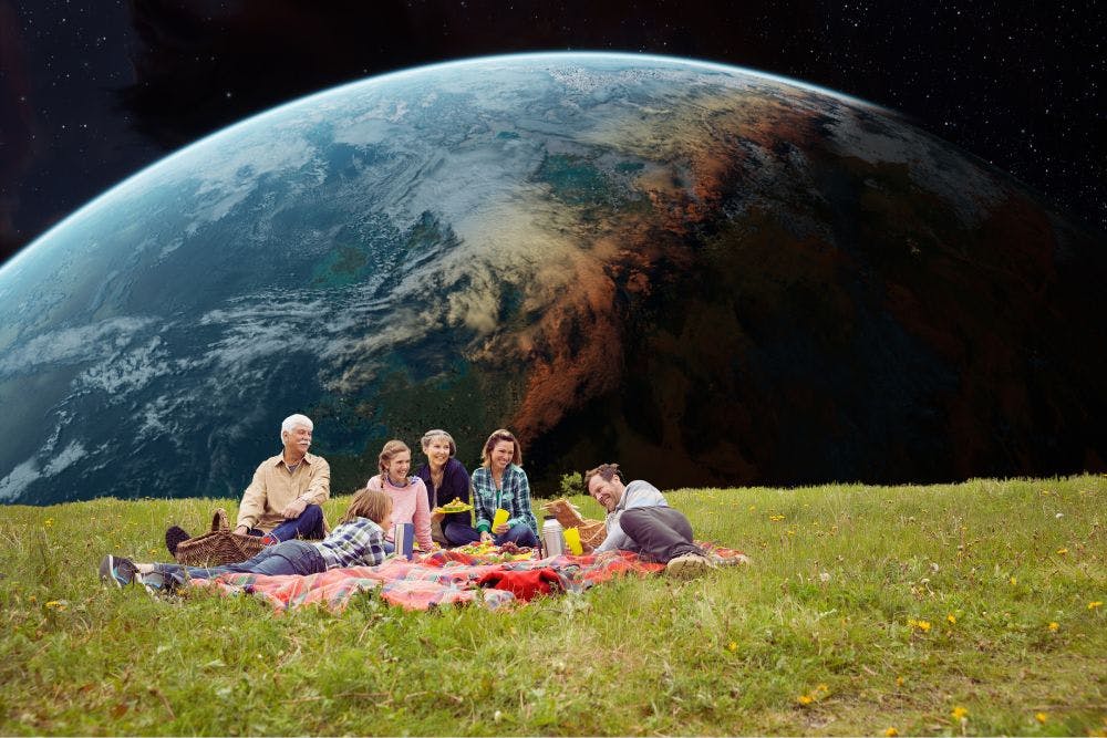 Au premier plan, une famille pique-nique, dos à la Terre qui s'élève en arrière-plan.