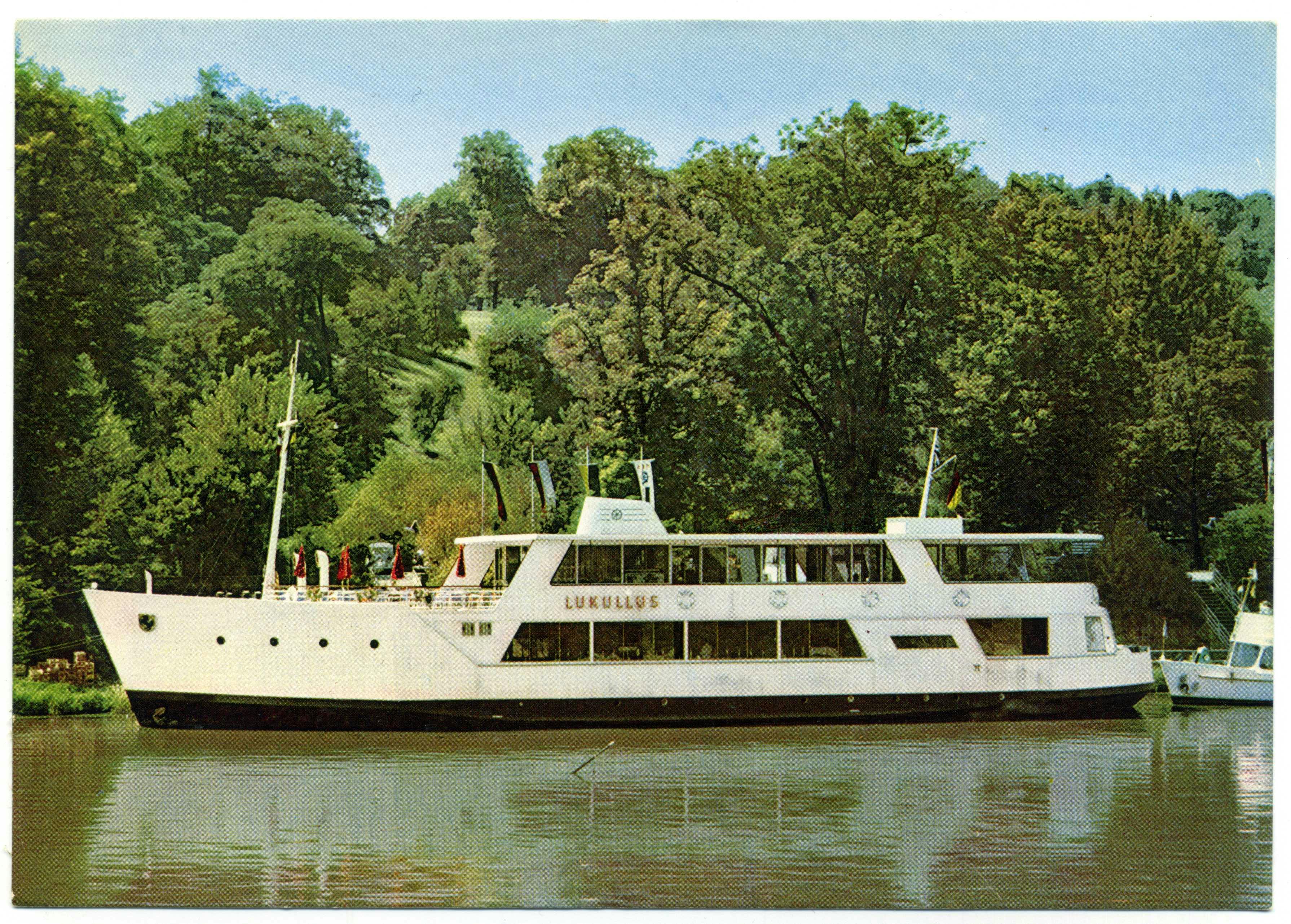 So sah das Restaurantschiff „Lukullus” am Neckarufer bei der Wilhelma einst aus. Etwa von 1964 bis Ende der 1970er Jahre wurden dort auf dem Neckar auf zwei Decks und draußen Speisen und Getränke serviert. Foto: Sammlung Gohl