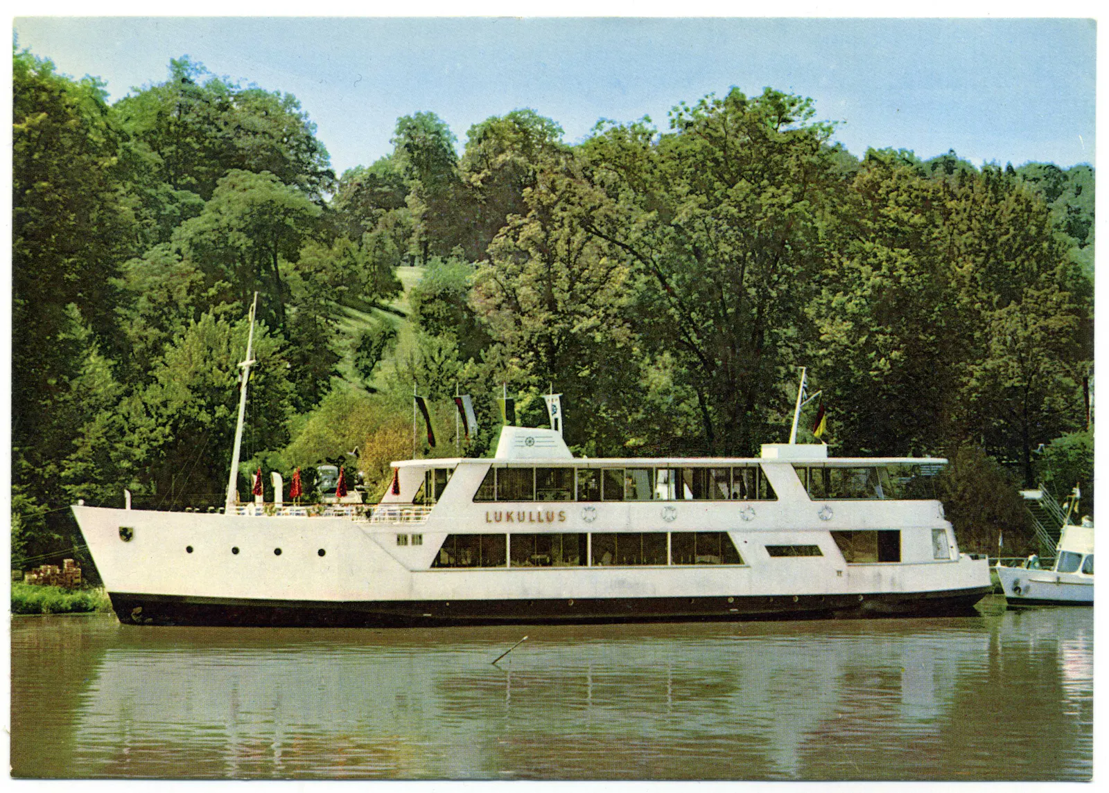 So sah das Restaurantschiff „Lukullus” am Neckarufer bei der Wilhelma einst aus. Etwa von 1964 bis Ende der 1970er Jahre wurden dort auf dem Neckar auf zwei Decks und draußen Speisen und Getränke serviert. Foto: Sammlung Gohl