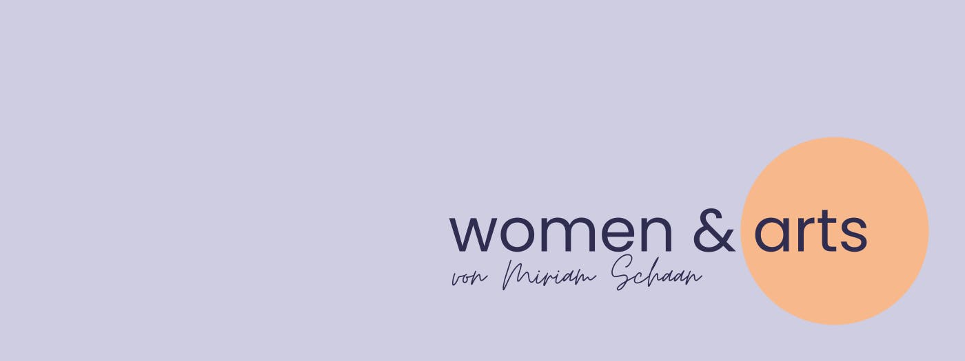 Das Logo von women & arts: Dunkellila Schrift auf helllila Grund. Um das Wort "arts" liegt ein orangefarbener Kreis.