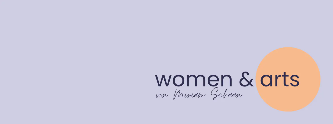 Das Logo von women & arts: Dunkellila Schrift auf helllila Grund. Um das Wort "arts" liegt ein orangefarbener Kreis.