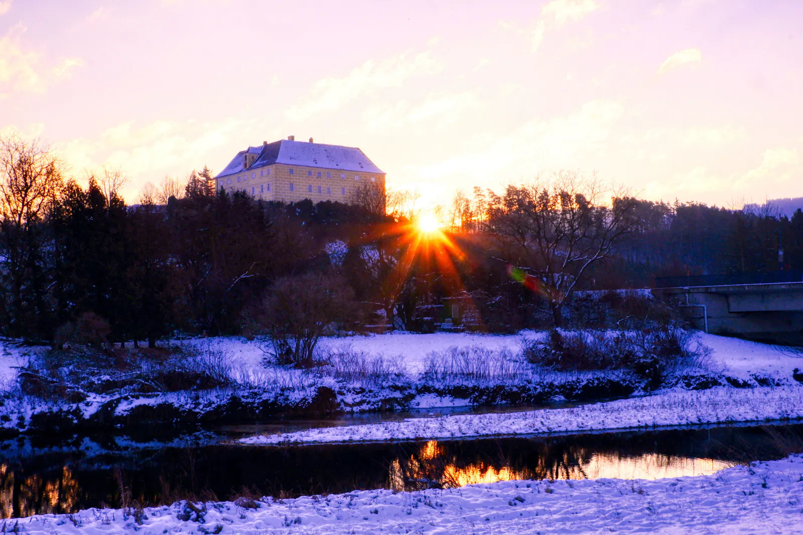 Sonnenaufgang bei Schloss Ochsenburg im Winter