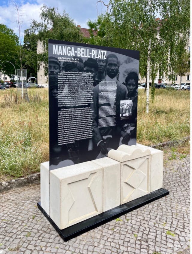 Bild der Gedenkstele auf dem Manga-Bell-Platz