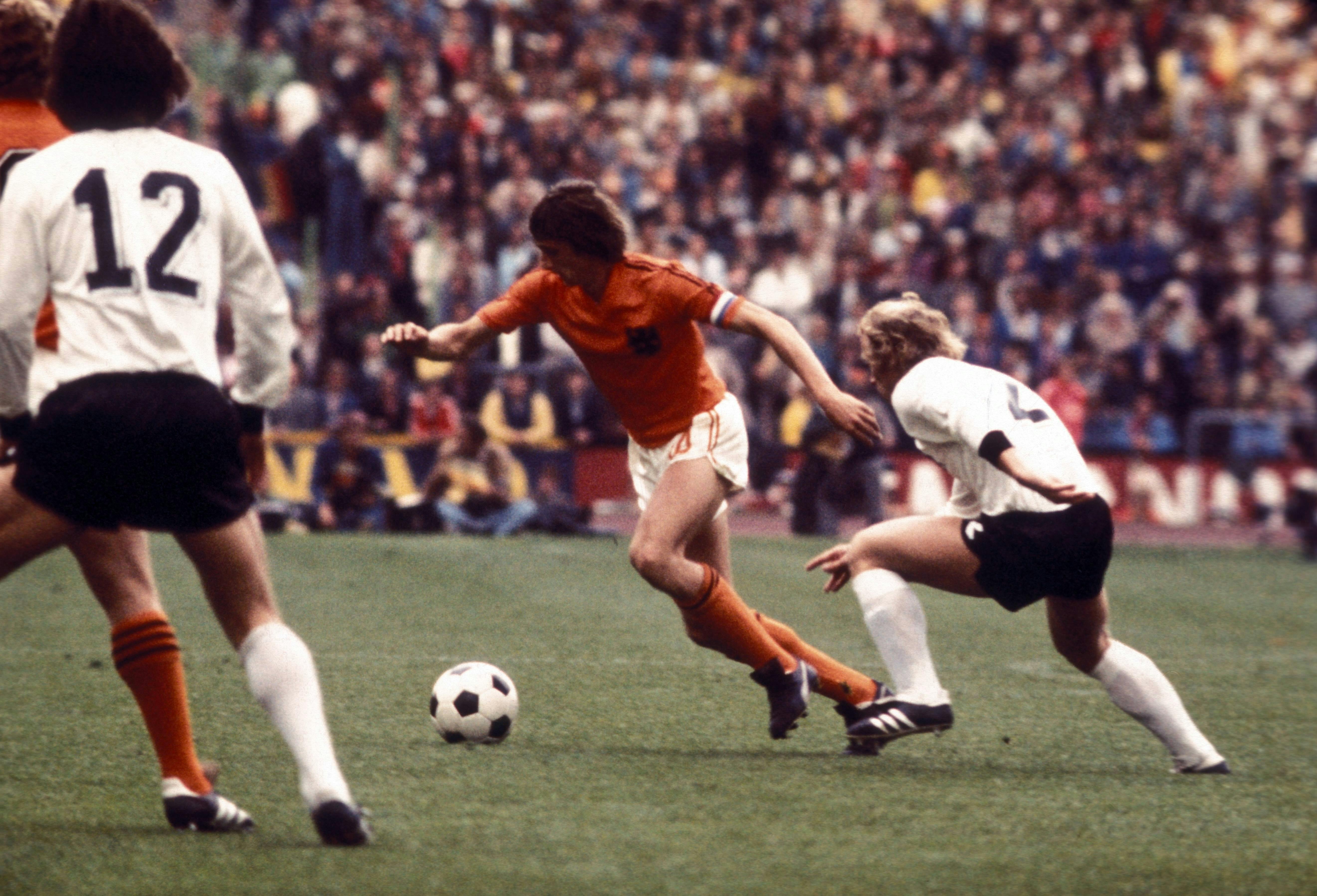 Johan Cruyff im Duell mit seinem Gegenspieler Berti Vogts im Endspiel der Fußball-Weltmeisterschaft am 7. Juli 1974.