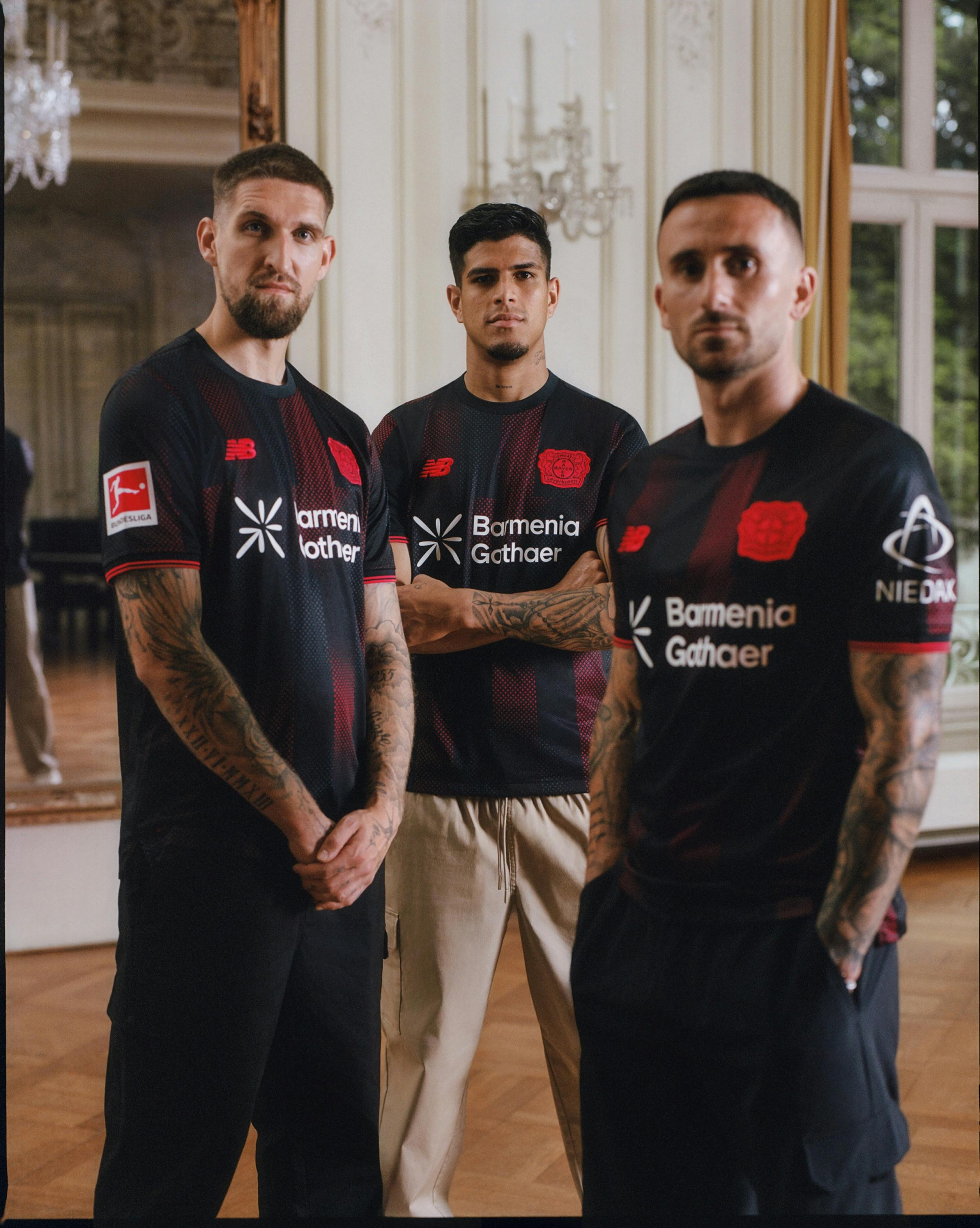 Robert Andrich, Piero Hincapie und Aleix Garcia präsentieren das Heimtrikot ihres neuen Ausrüsters. Foto: New Balance